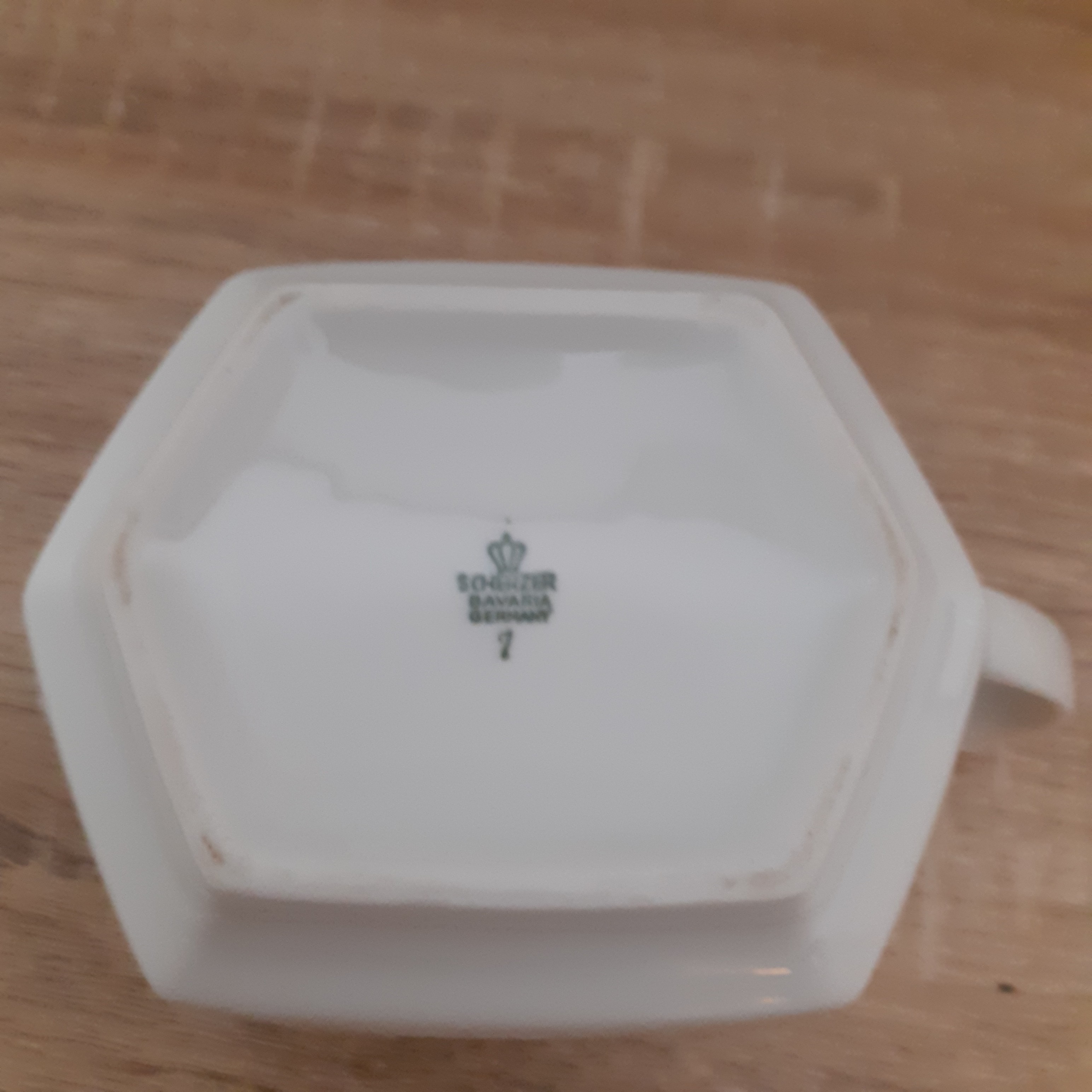 Voir photo 3 de Saucière en porcelaine blanche de marque SCHERZER Bavaria Germany en parfait état. Saucière en porcelaine blanche de marque SCHERZER Bavaria Germany en parfait état. Très bon état reconditionné photo 3
