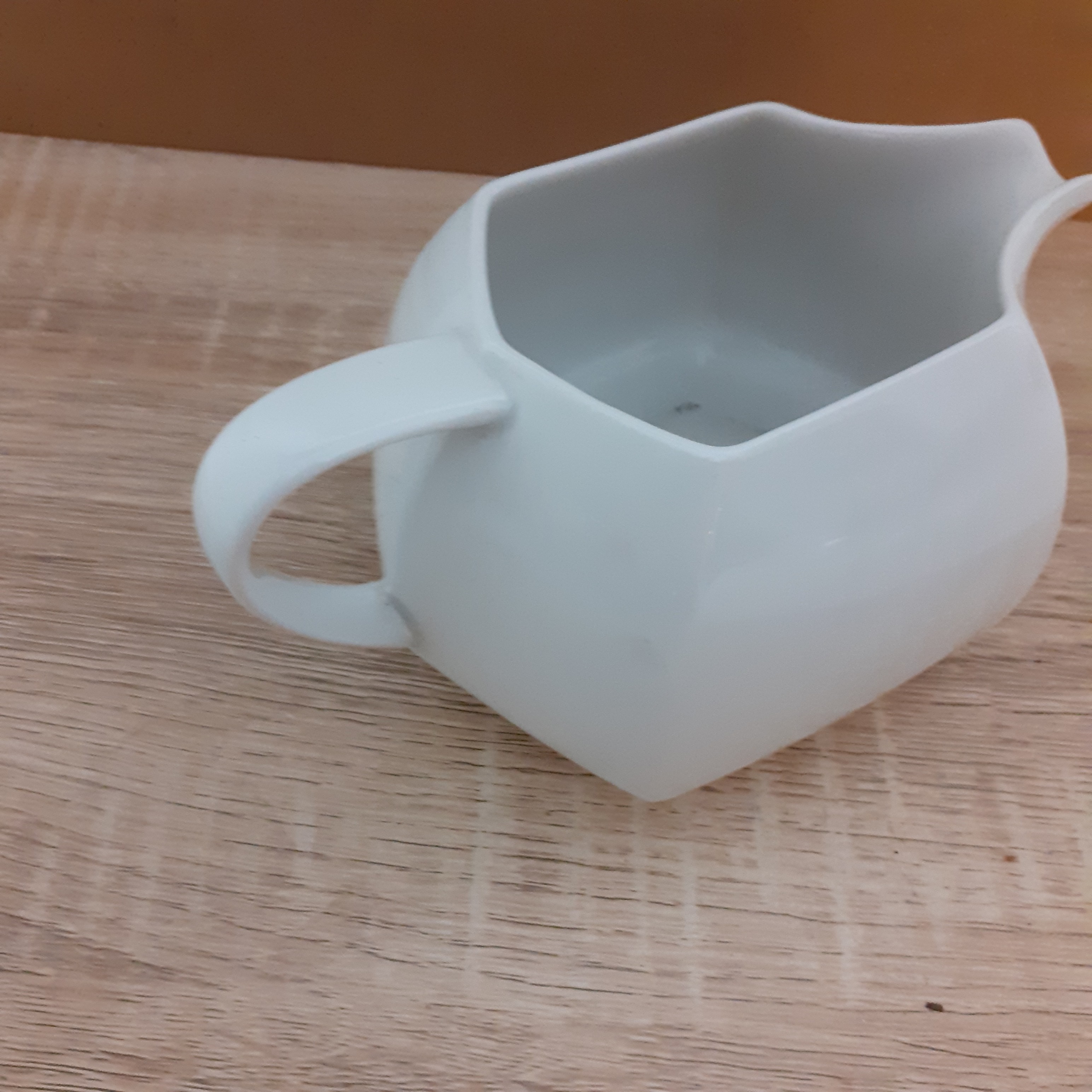 Voir photo 4 de Saucière en porcelaine blanche de marque SCHERZER Bavaria Germany en parfait état. Saucière en porcelaine blanche de marque SCHERZER Bavaria Germany en parfait état. Très bon état reconditionné photo 4