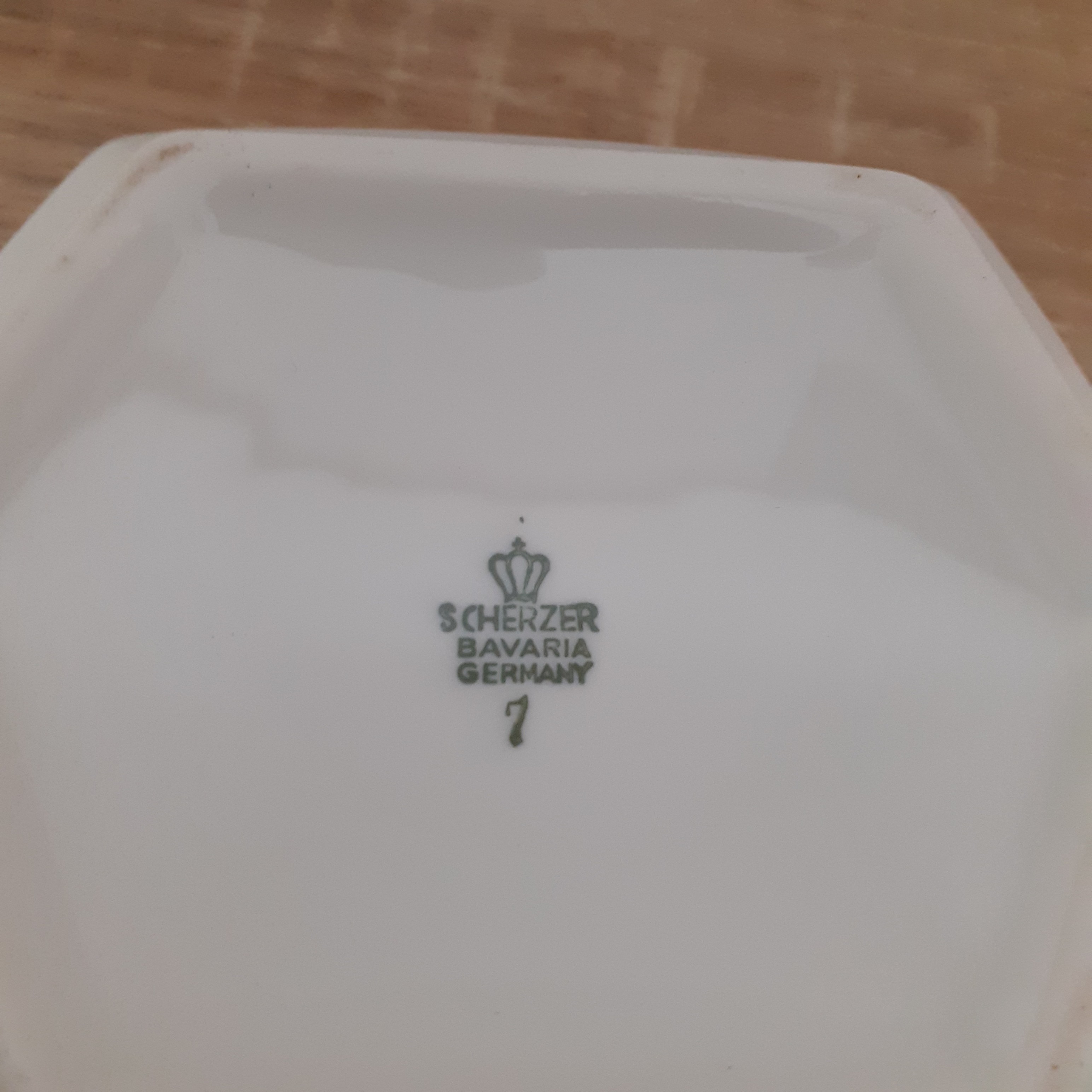 Voir photo 7 de Saucière en porcelaine blanche de marque SCHERZER Bavaria Germany en parfait état. Saucière en porcelaine blanche de marque SCHERZER Bavaria Germany en parfait état. Très bon état reconditionné photo 7