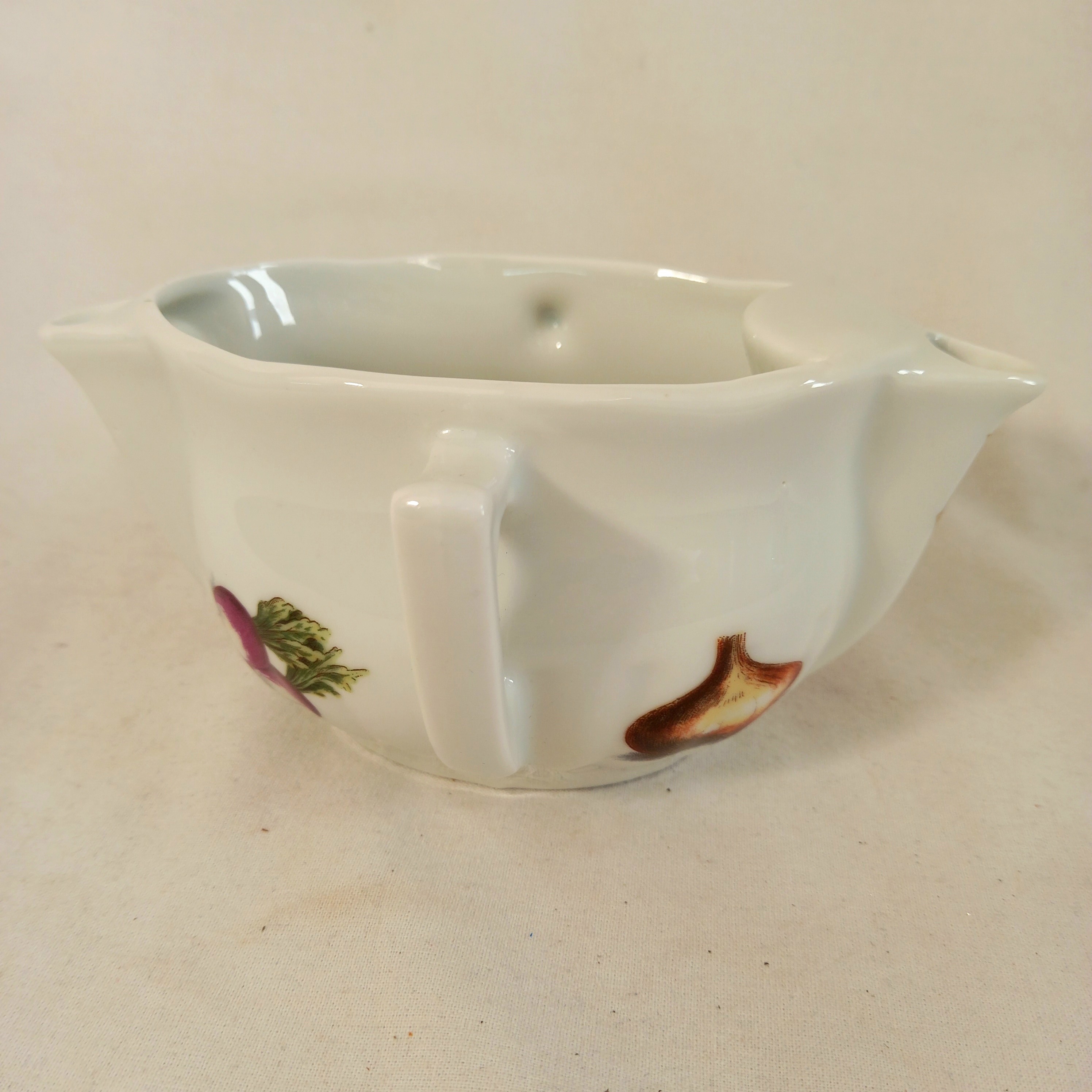 Voir photo 2 de Saucière "gras et maigre" en porcelaine, de marque Pillivuyt (France), motif "légumes" Saucière "gras et maigre" en porcelaine, de marque Pillivuyt (France), motif "légumes" Très bon état reconditionné photo 2