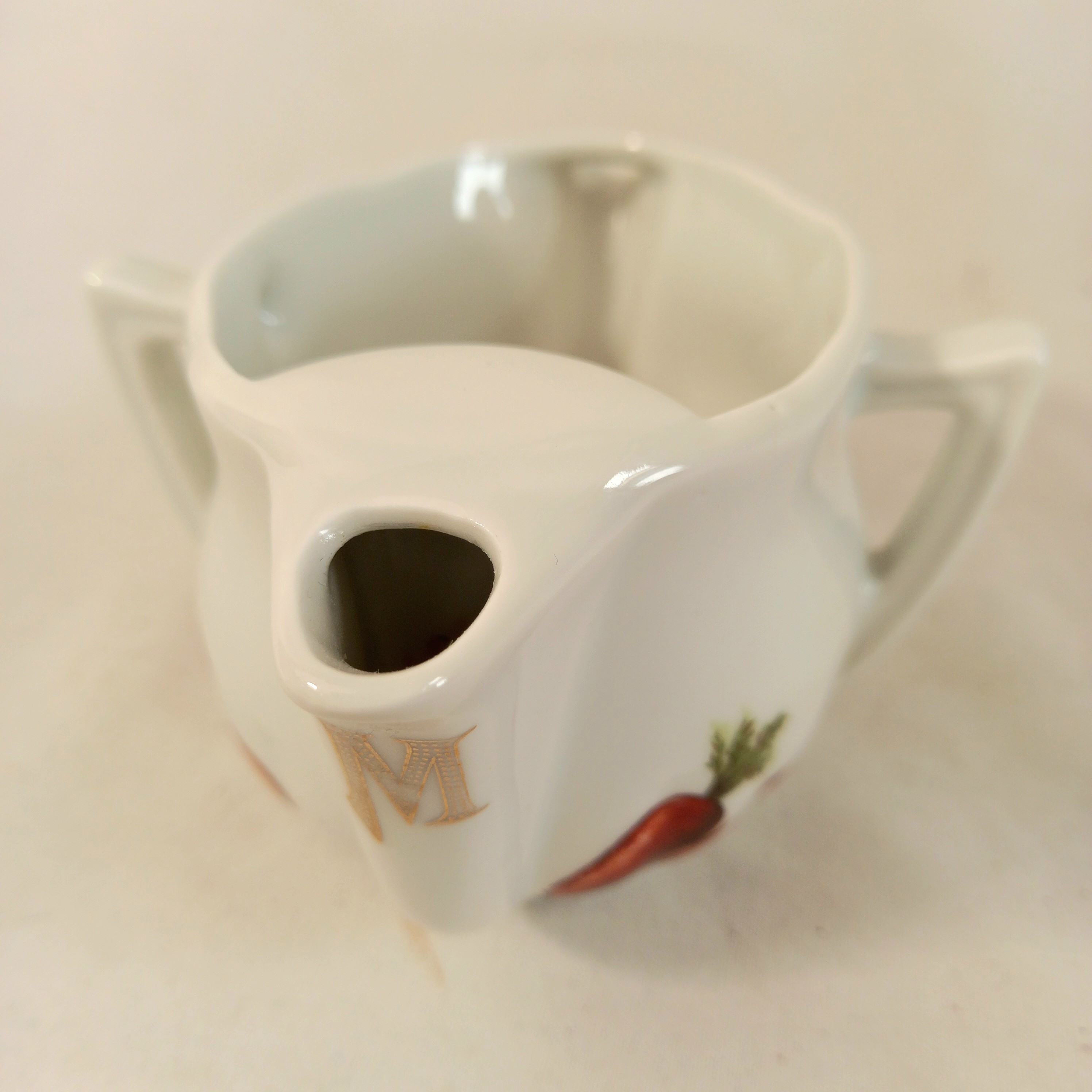 Voir photo 3 de Saucière "gras et maigre" en porcelaine, de marque Pillivuyt (France), motif "légumes" Saucière "gras et maigre" en porcelaine, de marque Pillivuyt (France), motif "légumes" Très bon état reconditionné photo 3