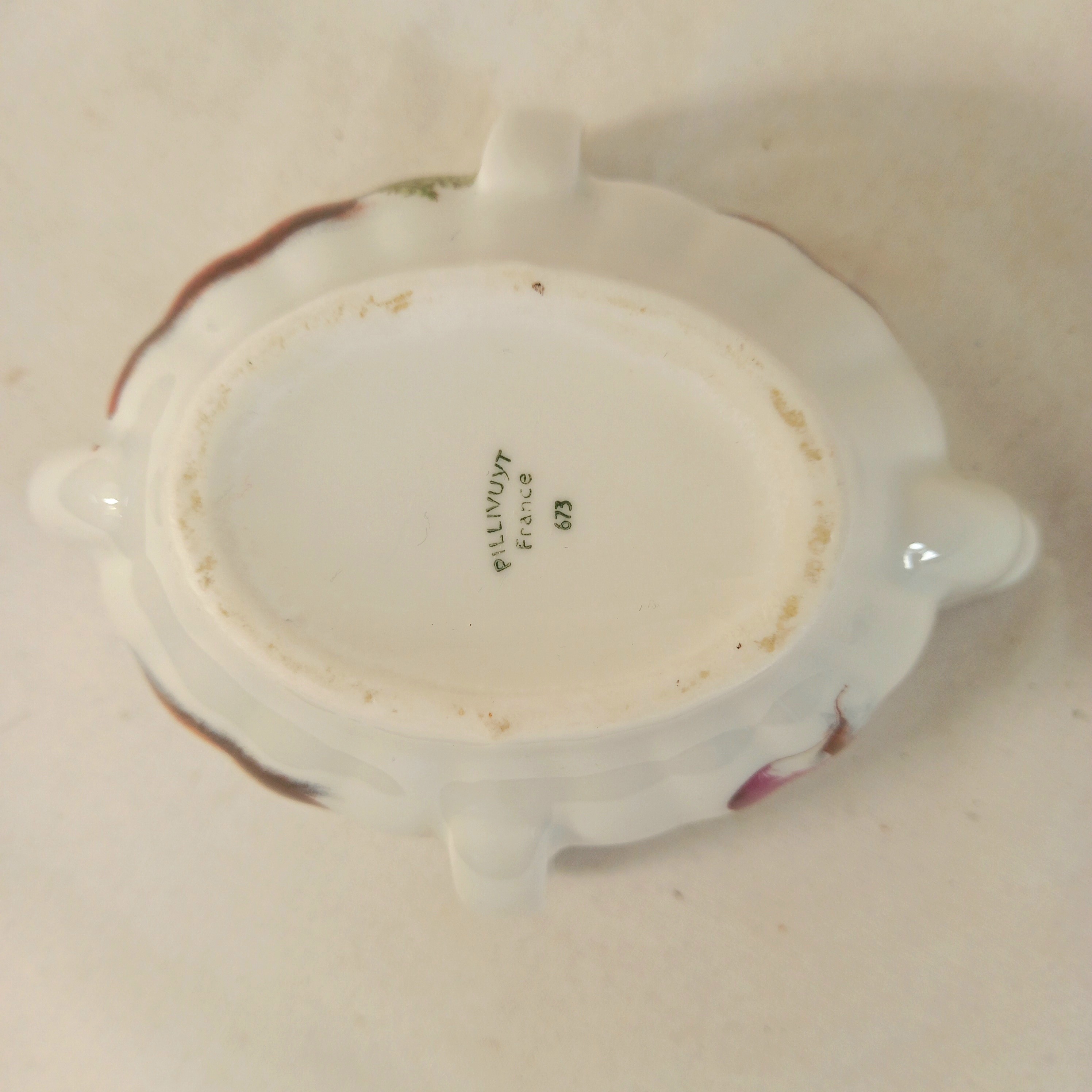 Voir photo 6 de Saucière "gras et maigre" en porcelaine, de marque Pillivuyt (France), motif "légumes" Saucière "gras et maigre" en porcelaine, de marque Pillivuyt (France), motif "légumes" Très bon état reconditionné photo 6