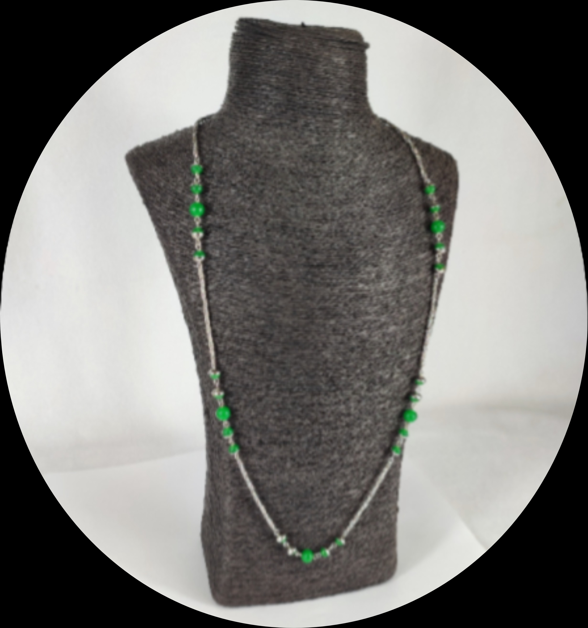 Voir photo 2 de Sautoir en métal argenté et perles façon jade Sautoir en métal argenté et perles façon jade Bon état reconditionné photo 2