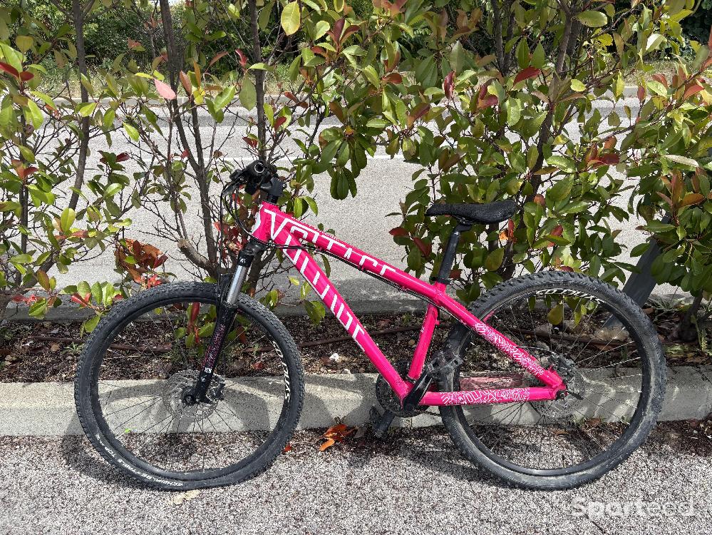 Scott Voltage Dirt Rose - Vélo Dirt / Pumptrack / Street Très bon état - 160,00 € Scott Voltage Dirt Rose - Vélo Dirt / Pumptrack / Street Très bon état Scott reconditionné disponible sur Sporteed