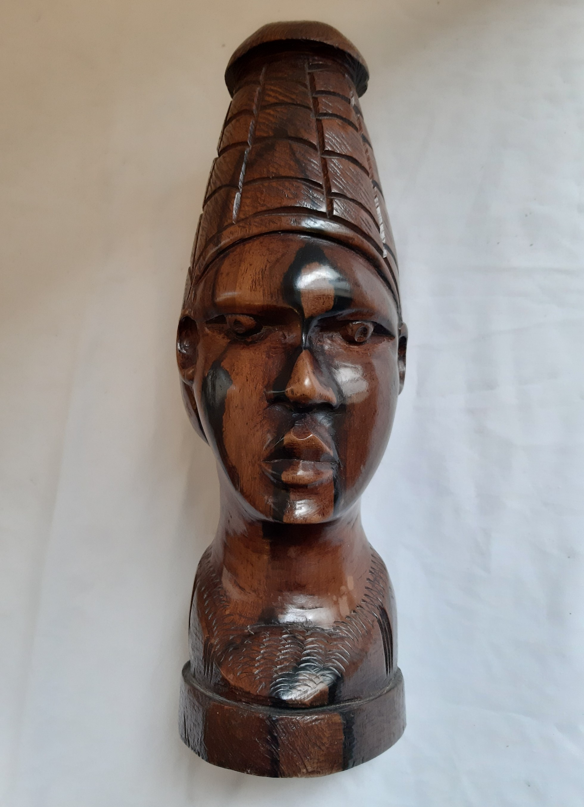 Sculpture Art Africain, Tête d'Homme, en Bois brut Exotique, vintage Très bon état - 30,00 € Sculpture Art Africain, Tête d'Homme, en Bois brut Exotique, vintage Très bon état reconditionné disponible sur Label Emmaüs
