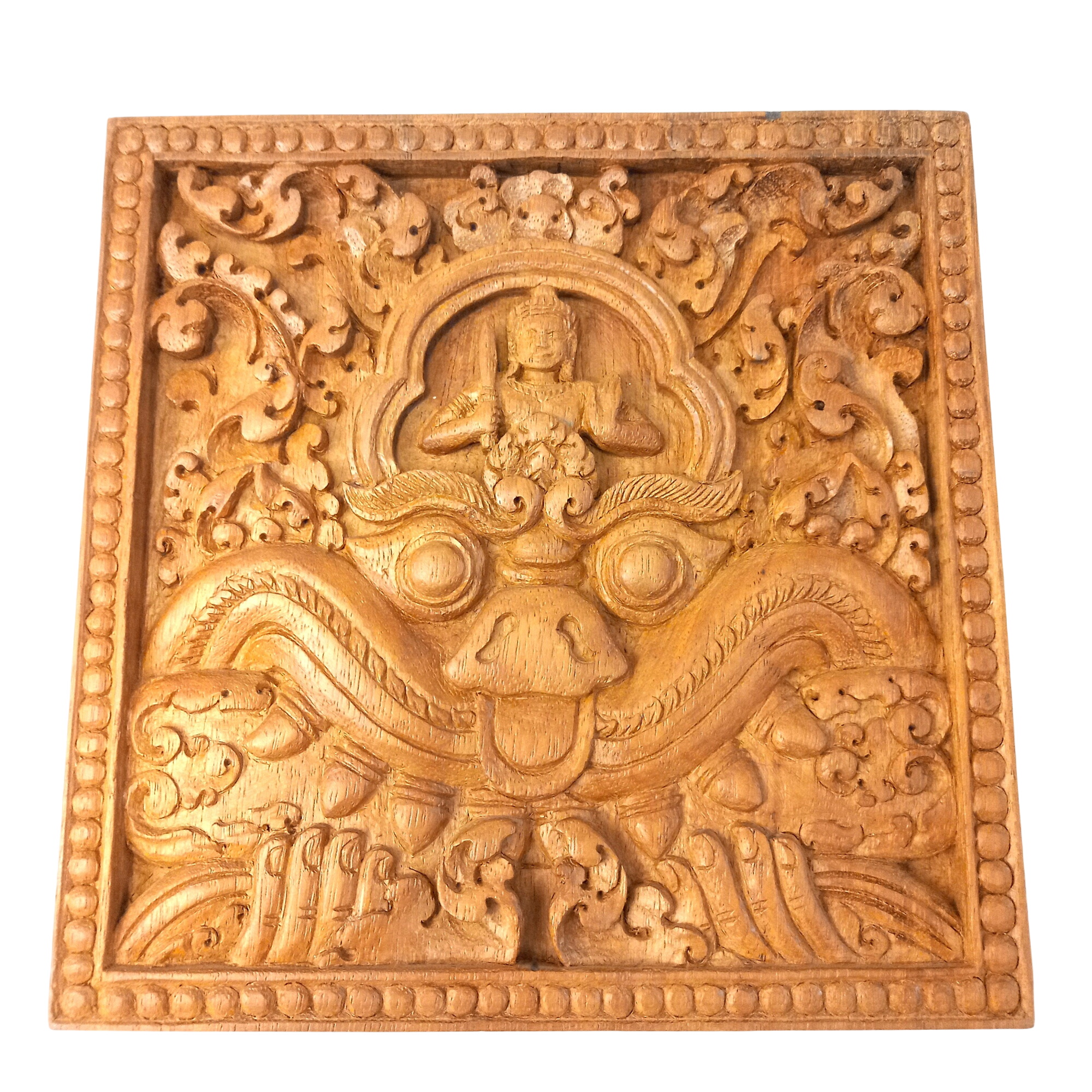 Sculpture art Cambodgien sur plaque de teck Très bon état - 27,00 € Sculpture art Cambodgien sur plaque de teck Très bon état reconditionné disponible sur Label Emmaüs