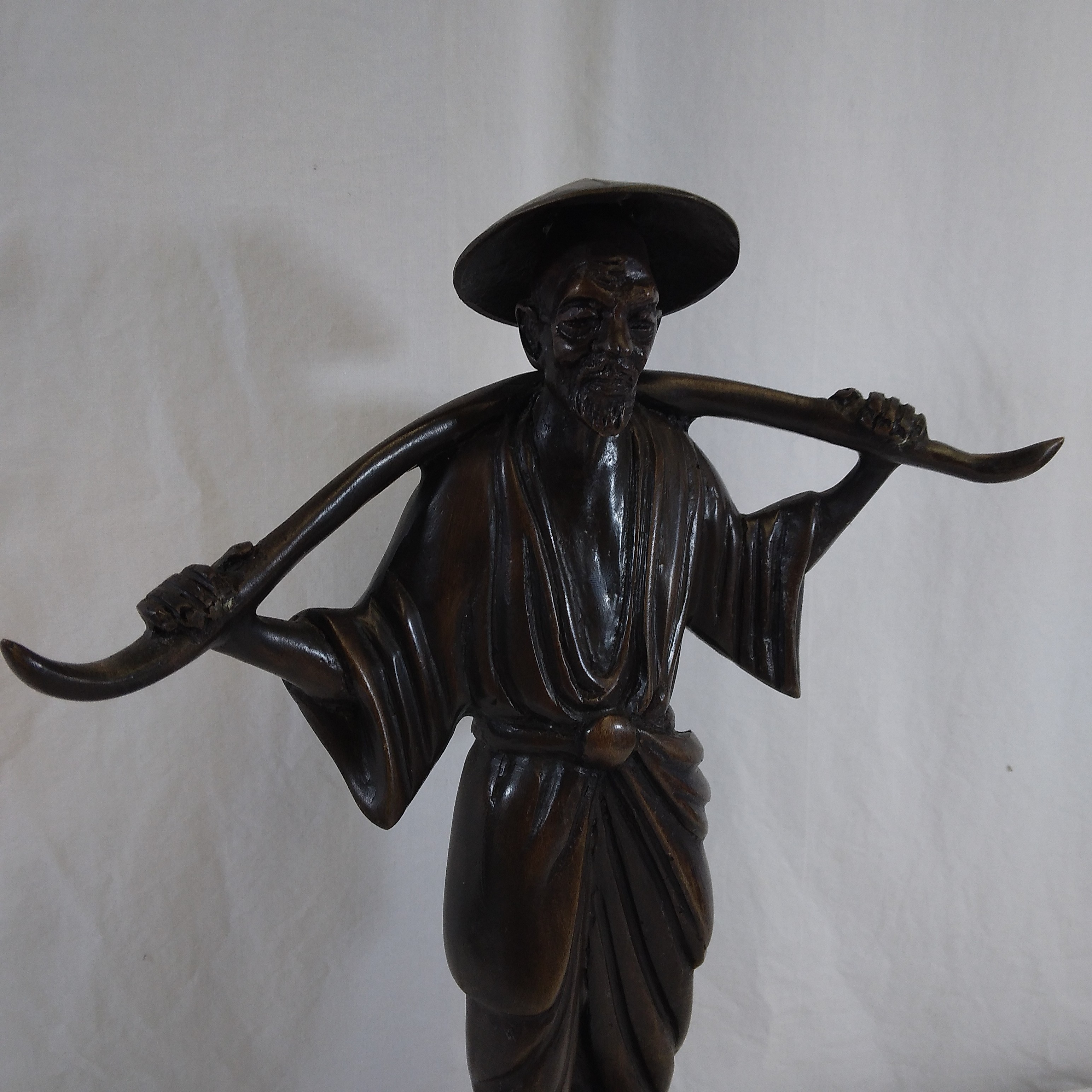 Voir photo 2 de Sculpture asiatique en bronze, le porteur d'eau Sculpture asiatique en bronze, le porteur d'eau Très bon état reconditionné photo 2