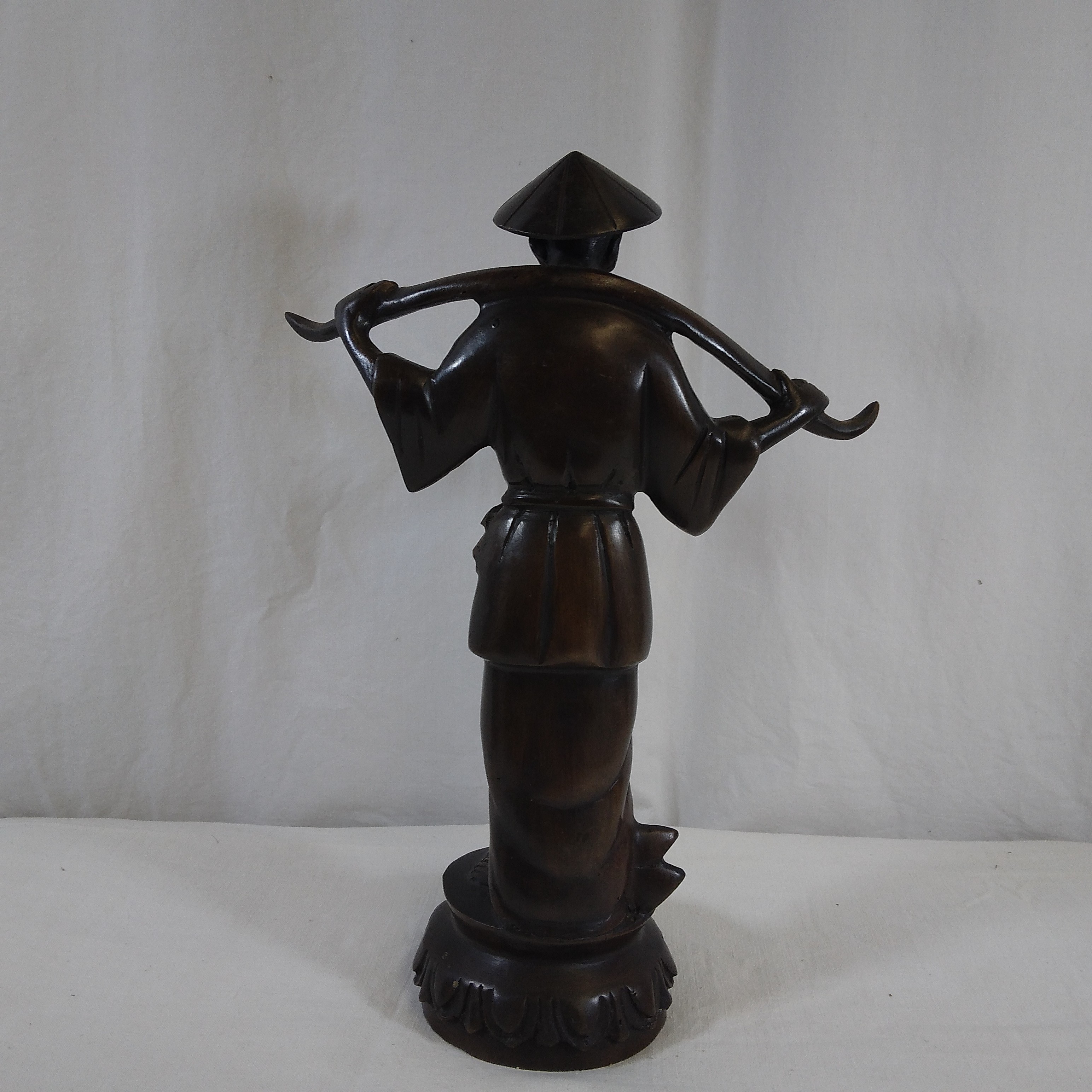 Voir photo 6 de Sculpture asiatique en bronze, le porteur d'eau Sculpture asiatique en bronze, le porteur d'eau Très bon état reconditionné photo 6