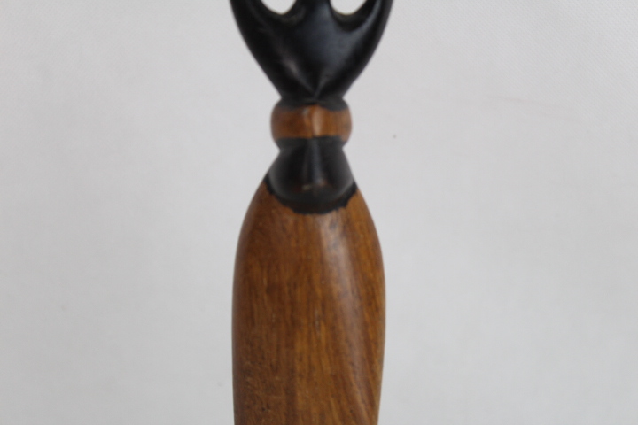 Voir photo 3 de Sculpture bois statuette femme africaine portant un enfant sur son dos fait main Sculpture bois statuette femme africaine portant un enfant sur son dos fait main Très bon état reconditionné photo 3