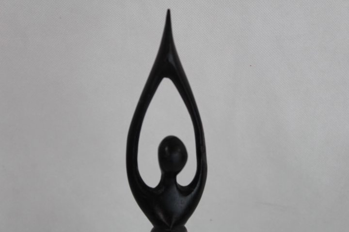 Voir photo 4 de Sculpture bois statuette femme africaine portant un enfant sur son dos fait main Sculpture bois statuette femme africaine portant un enfant sur son dos fait main Très bon état reconditionné photo 4