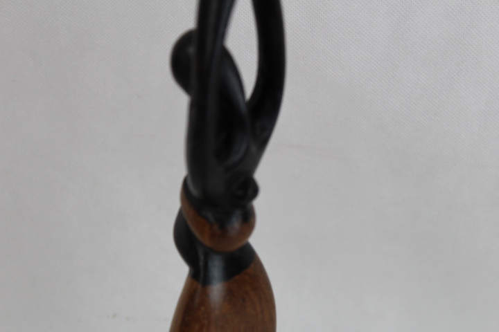 Voir photo 5 de Sculpture bois statuette femme africaine portant un enfant sur son dos fait main Sculpture bois statuette femme africaine portant un enfant sur son dos fait main Très bon état reconditionné photo 5