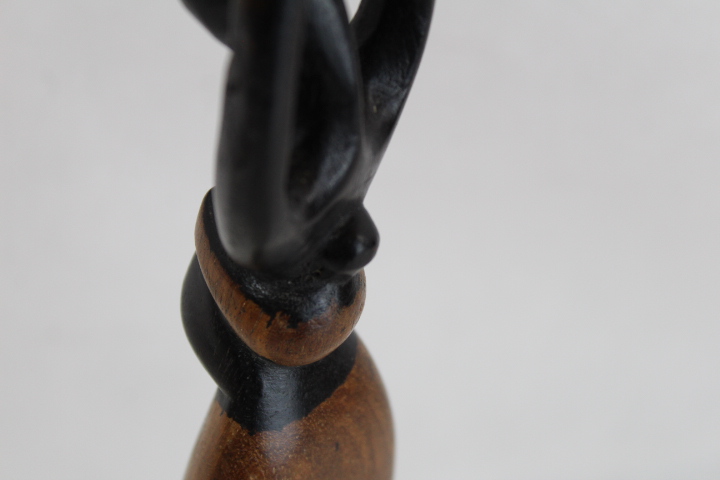 Voir photo 6 de Sculpture bois statuette femme africaine portant un enfant sur son dos fait main Sculpture bois statuette femme africaine portant un enfant sur son dos fait main Très bon état reconditionné photo 6