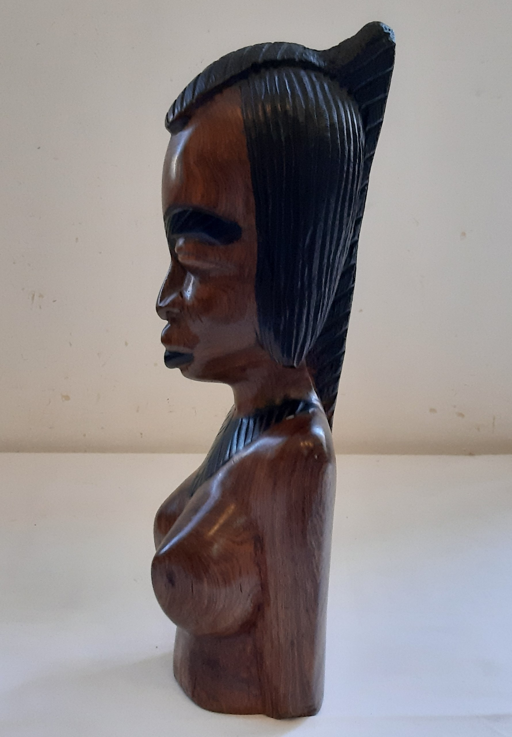 Voir photo 2 de Sculpture buste de femme seins nus en bois brut, ébène, art Africain Sculpture buste de femme seins nus en bois brut, ébène, art Africain Très bon état reconditionné photo 2