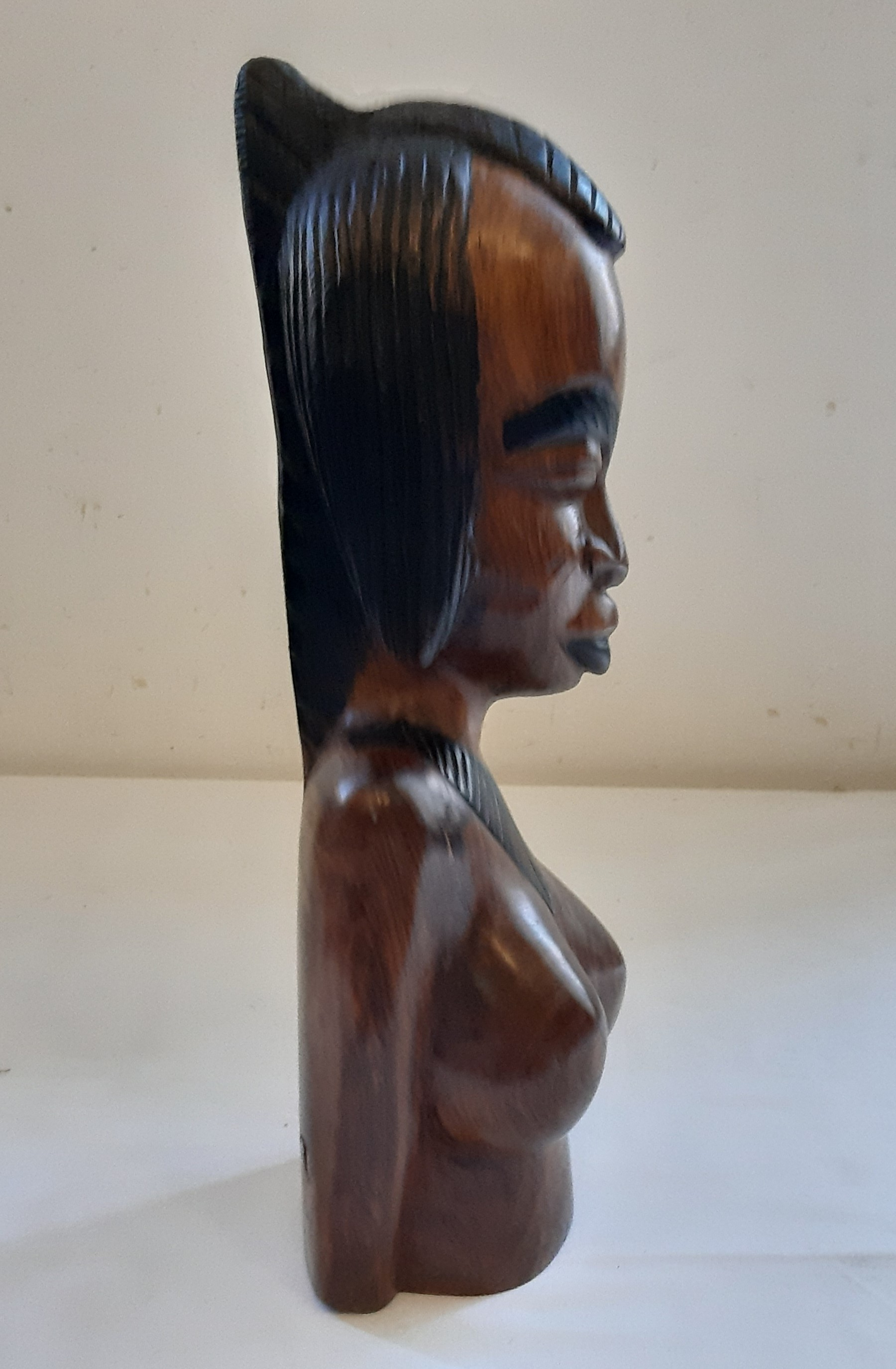 Voir photo 6 de Sculpture buste de femme seins nus en bois brut, ébène, art Africain Sculpture buste de femme seins nus en bois brut, ébène, art Africain Très bon état reconditionné photo 6