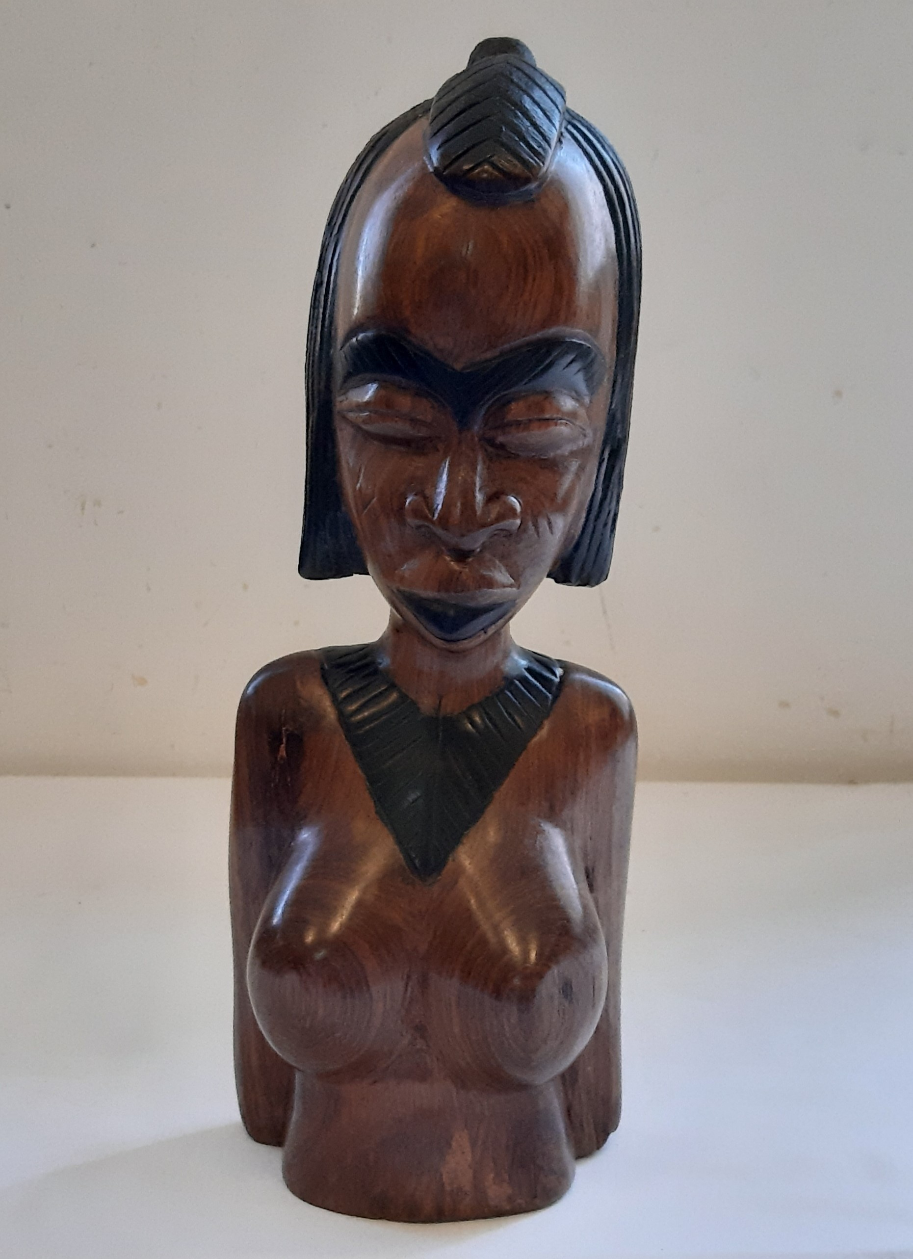 Sculpture buste de femme seins nus en bois brut, ébène, art Africain Très bon état - 30,00 € Sculpture buste de femme seins nus en bois brut, ébène, art Africain Très bon état reconditionné disponible sur Label Emmaüs