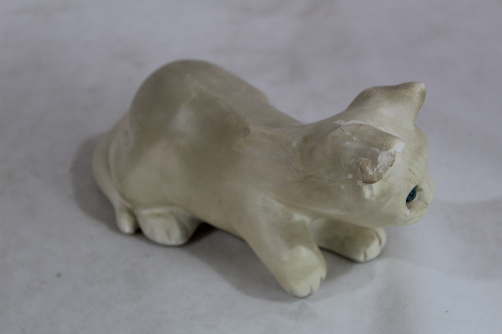 Voir photo 2 de Sculpture chat blanc en albâtre yeux verts Sculpture chat blanc en albâtre yeux verts État correct reconditionné photo 2