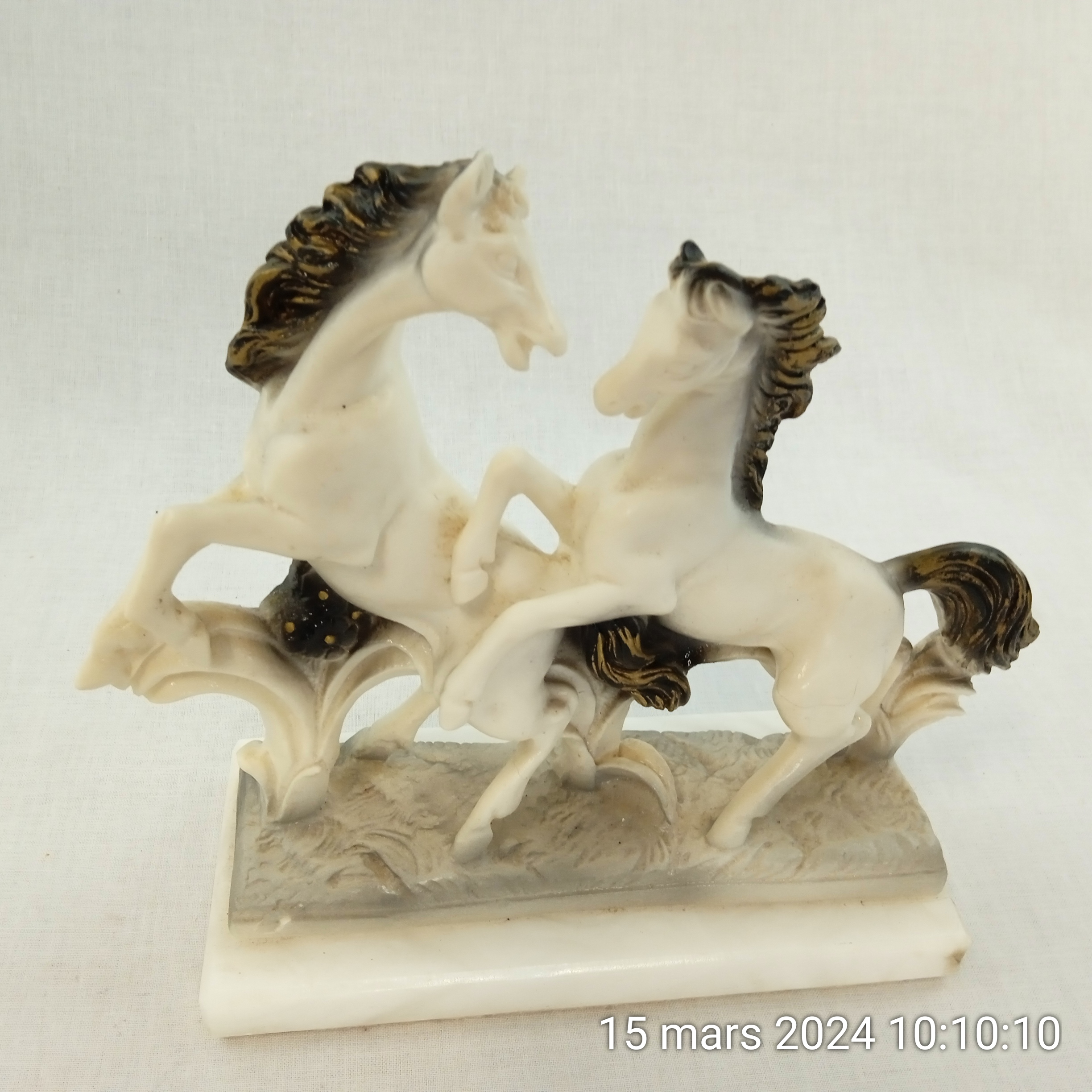 Sculpture Chevaux en résine sur marbre Très bon état - 28,00 € Sculpture Chevaux en résine sur marbre Très bon état reconditionné disponible sur Label Emmaüs