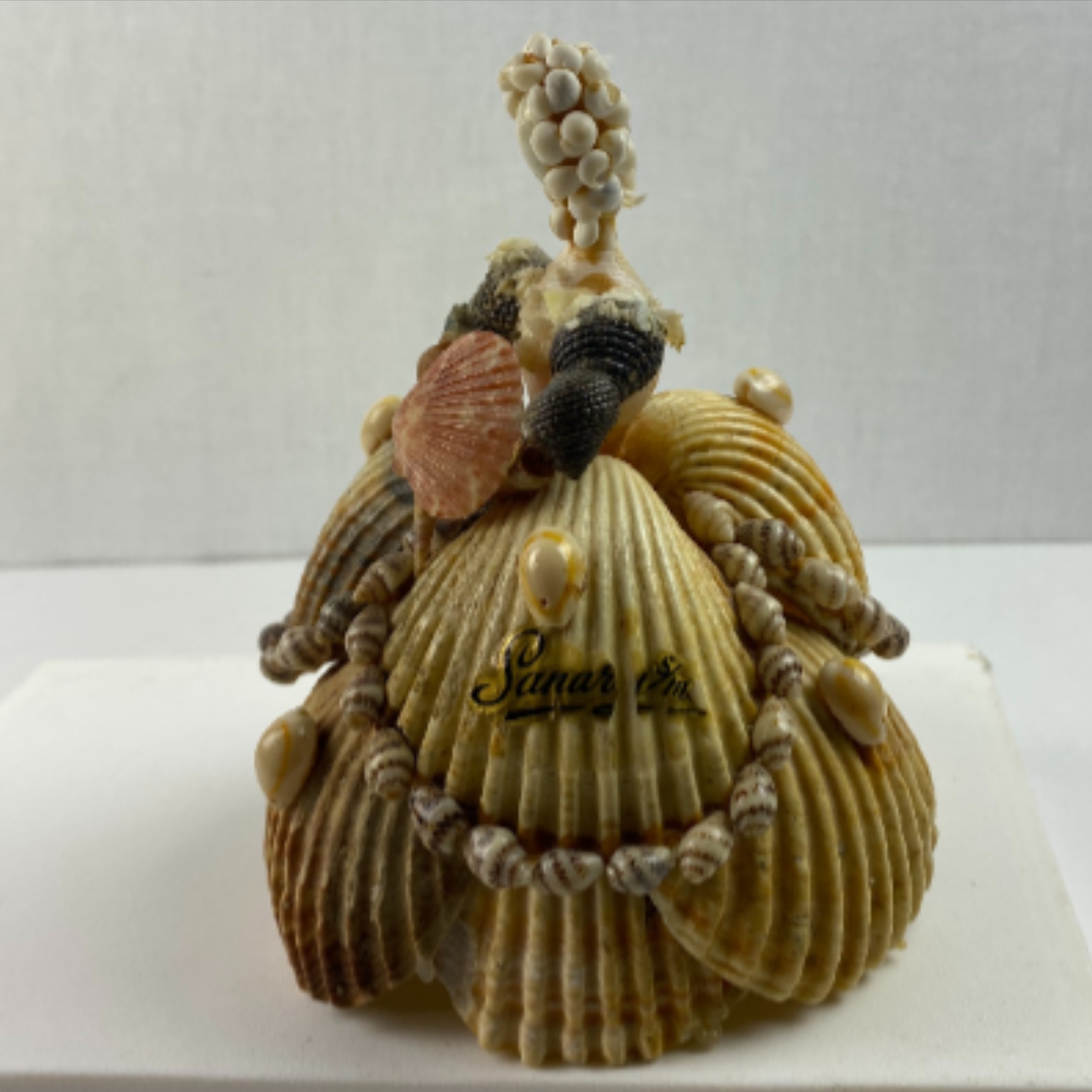 Voir photo 2 de Sculpture de femme en coquillage Sculpture de femme en coquillage Bon état reconditionné photo 2