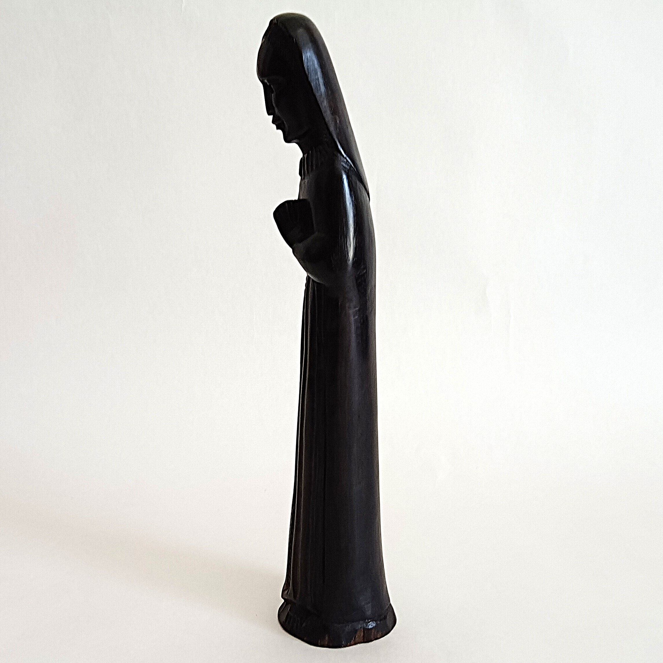 Voir photo 2 de Sculpture en ébène du Kenya datée de 1987 représentant un personnage en prière – H 31 cm Sculpture en ébène du Kenya datée de 1987 représentant un personnage en prière – H 31 cm Bon état reconditionné photo 2