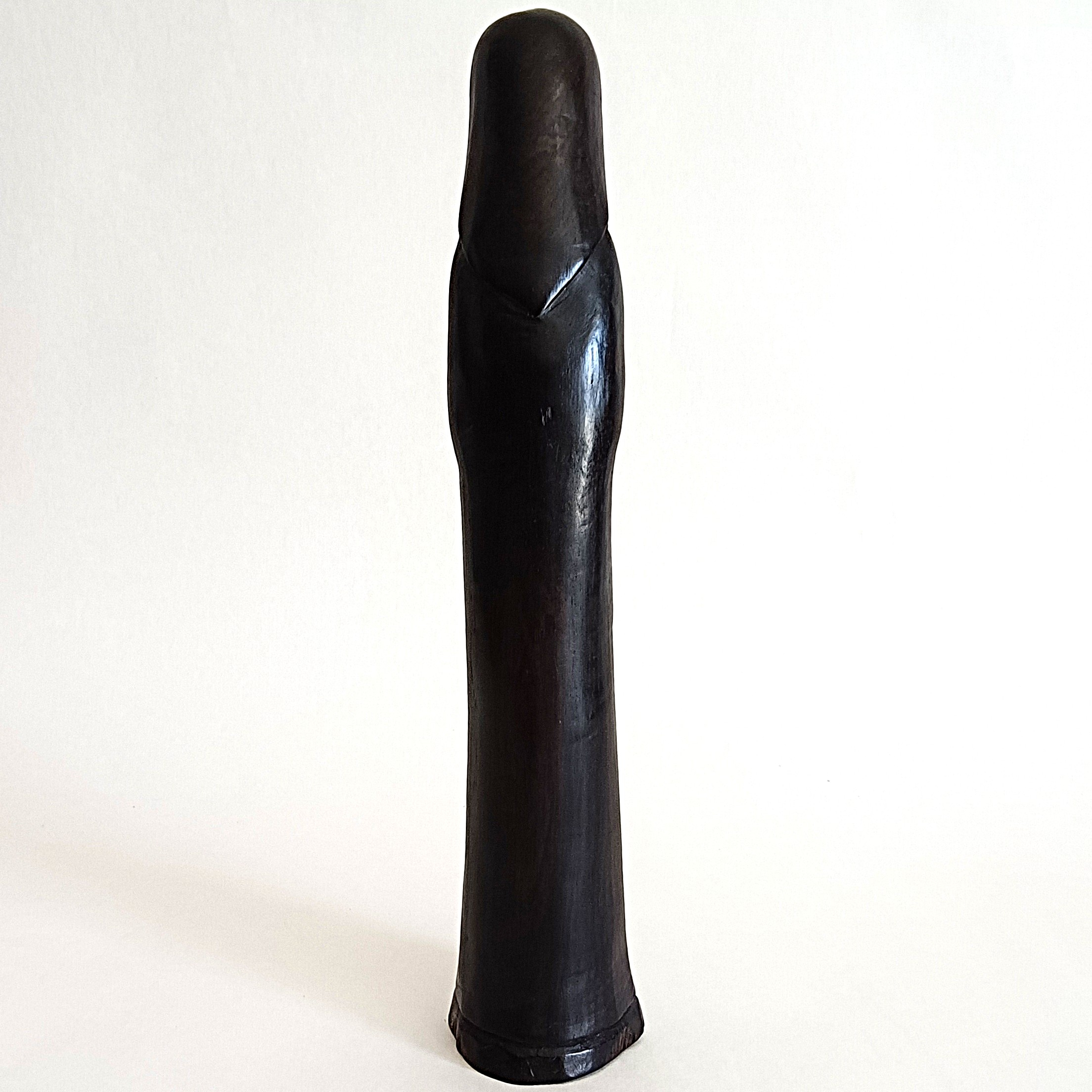 Voir photo 3 de Sculpture en ébène du Kenya datée de 1987 représentant un personnage en prière – H 31 cm Sculpture en ébène du Kenya datée de 1987 représentant un personnage en prière – H 31 cm Bon état reconditionné photo 3
