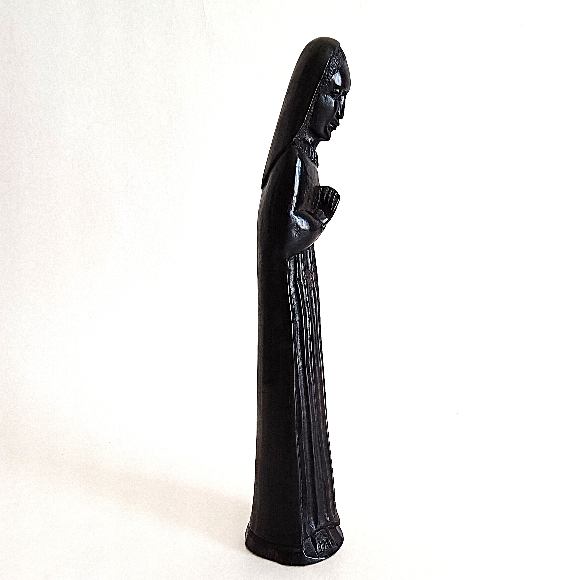 Voir photo 4 de Sculpture en ébène du Kenya datée de 1987 représentant un personnage en prière – H 31 cm Sculpture en ébène du Kenya datée de 1987 représentant un personnage en prière – H 31 cm Bon état reconditionné photo 4