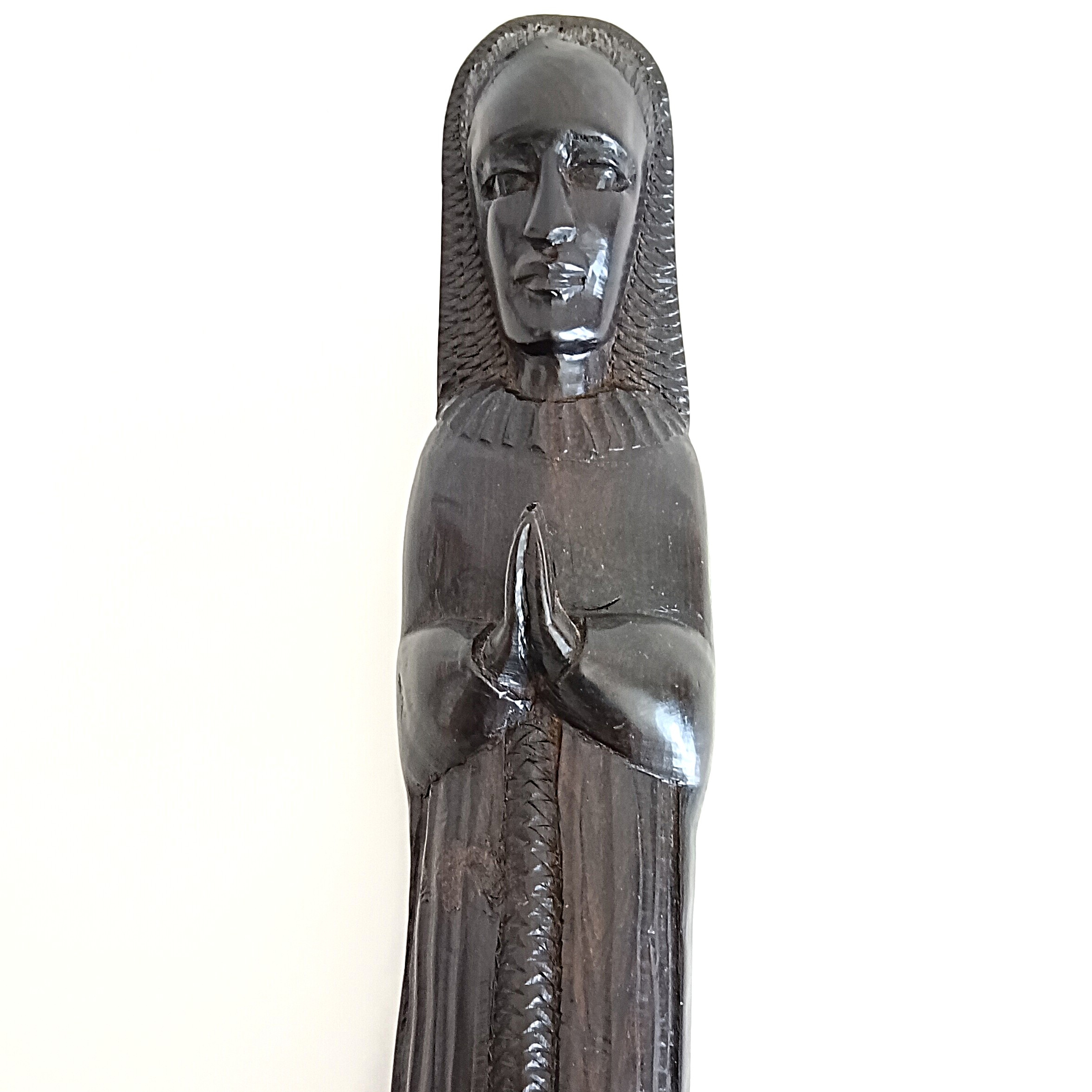 Voir photo 7 de Sculpture en ébène du Kenya datée de 1987 représentant un personnage en prière – H 31 cm Sculpture en ébène du Kenya datée de 1987 représentant un personnage en prière – H 31 cm Bon état reconditionné photo 7