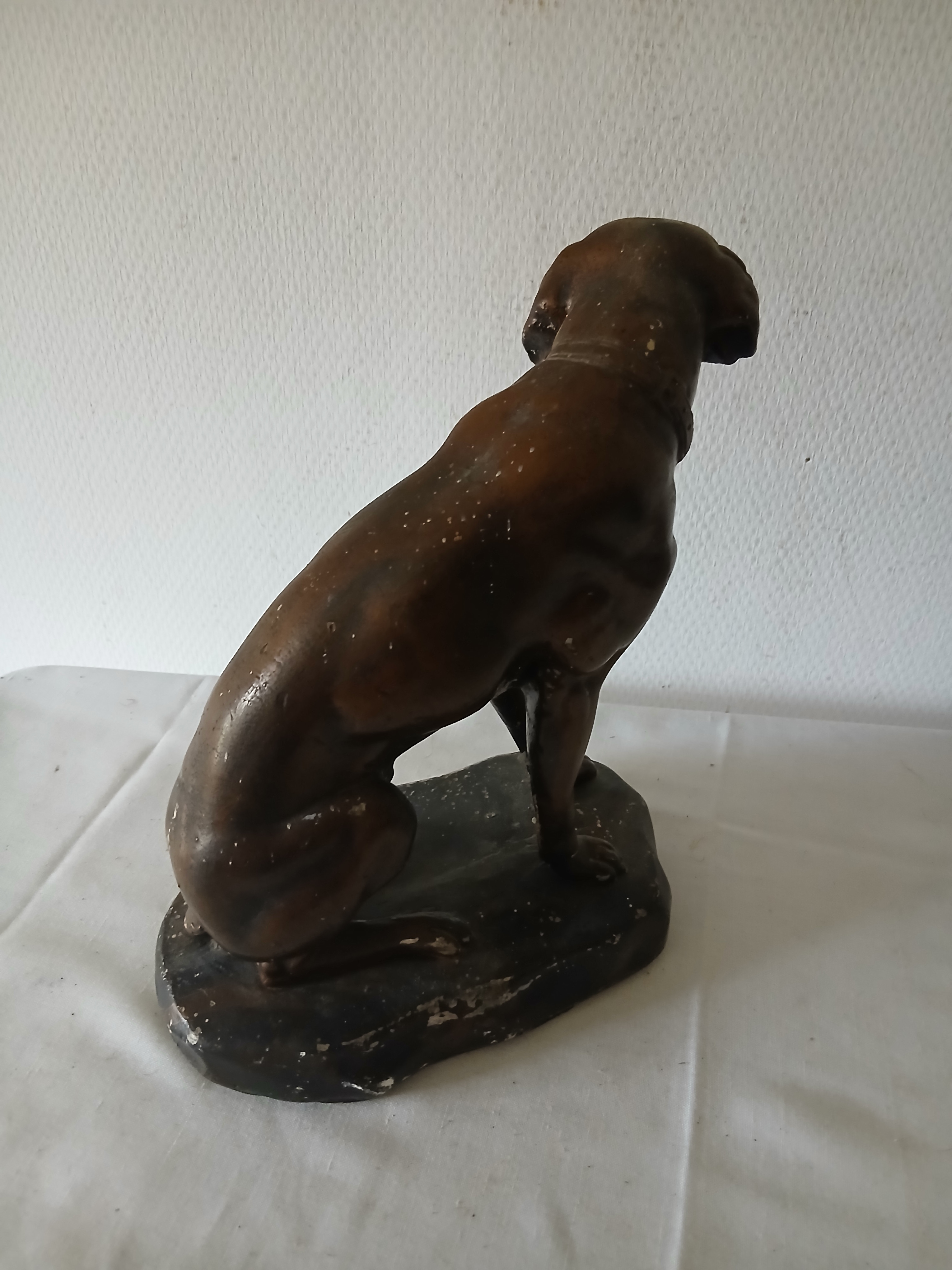 Voir photo 3 de Sculpture en platre d'un chien de chasse assis. Sculpture en platre d'un chien de chasse assis. Bon état reconditionné photo 3