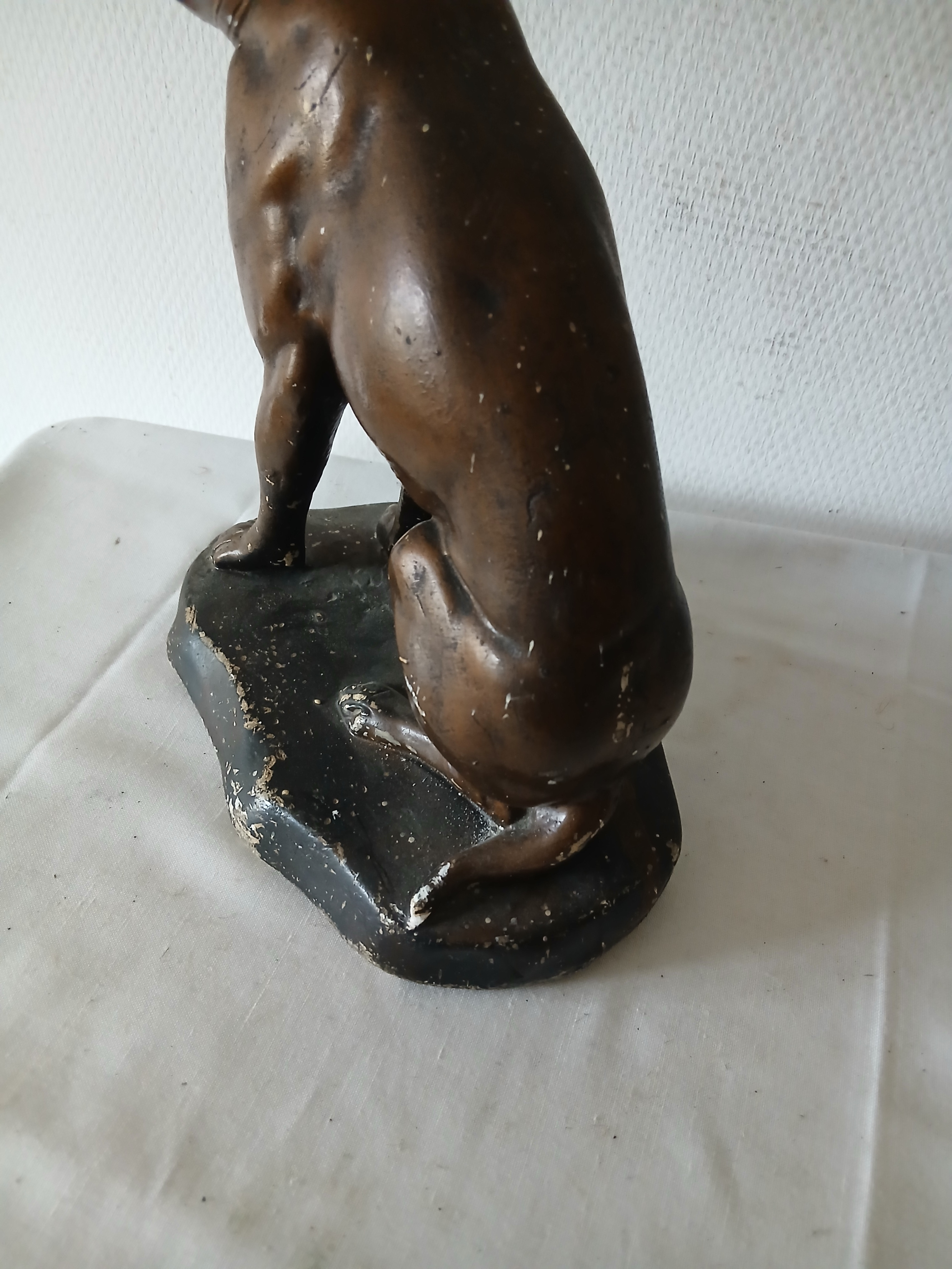 Voir photo 4 de Sculpture en platre d'un chien de chasse assis. Sculpture en platre d'un chien de chasse assis. Bon état reconditionné photo 4