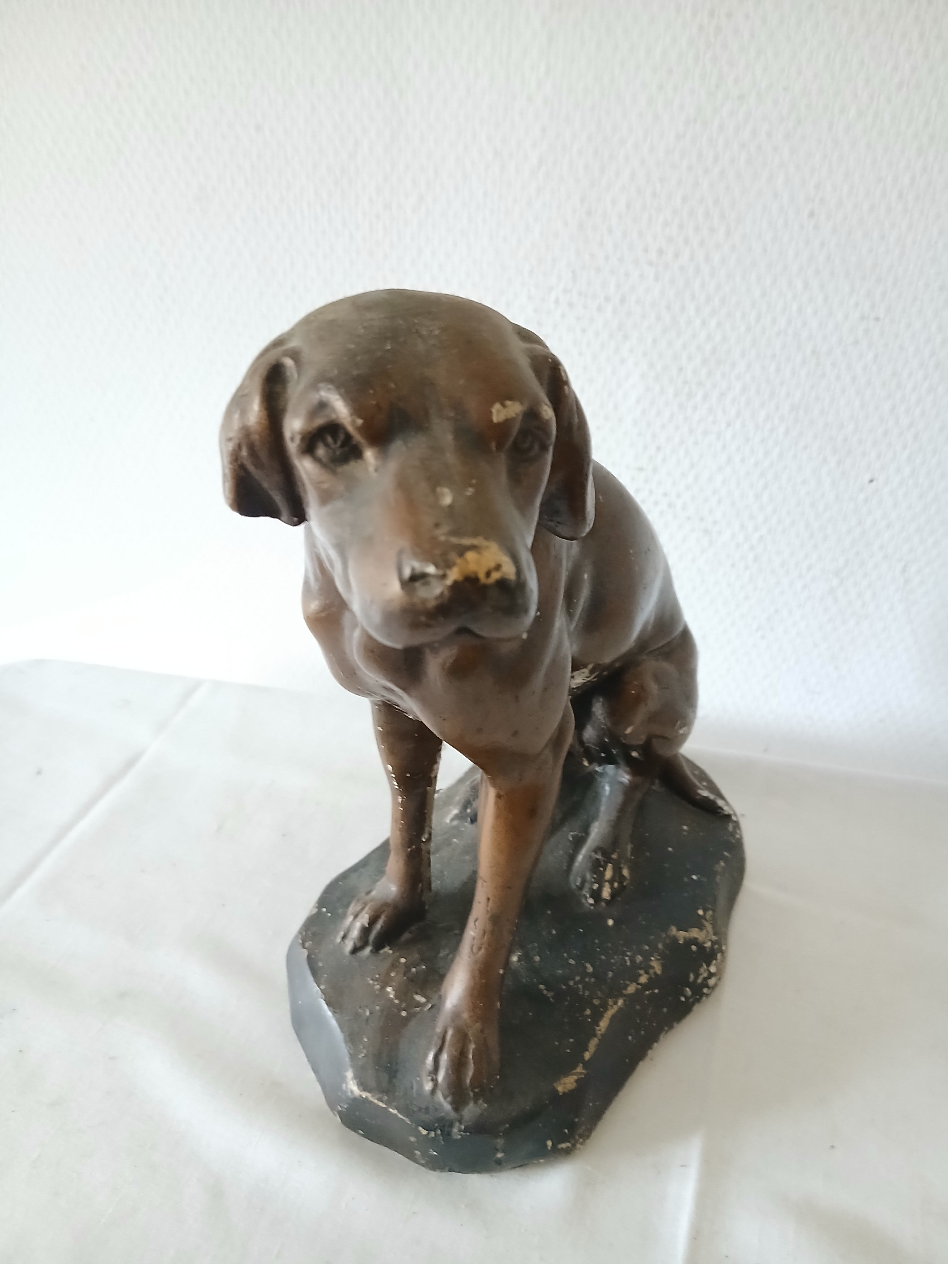 Sculpture en platre d'un chien de chasse assis. Bon état - 24,00 € Sculpture en platre d'un chien de chasse assis. Bon état reconditionné disponible sur Label Emmaüs