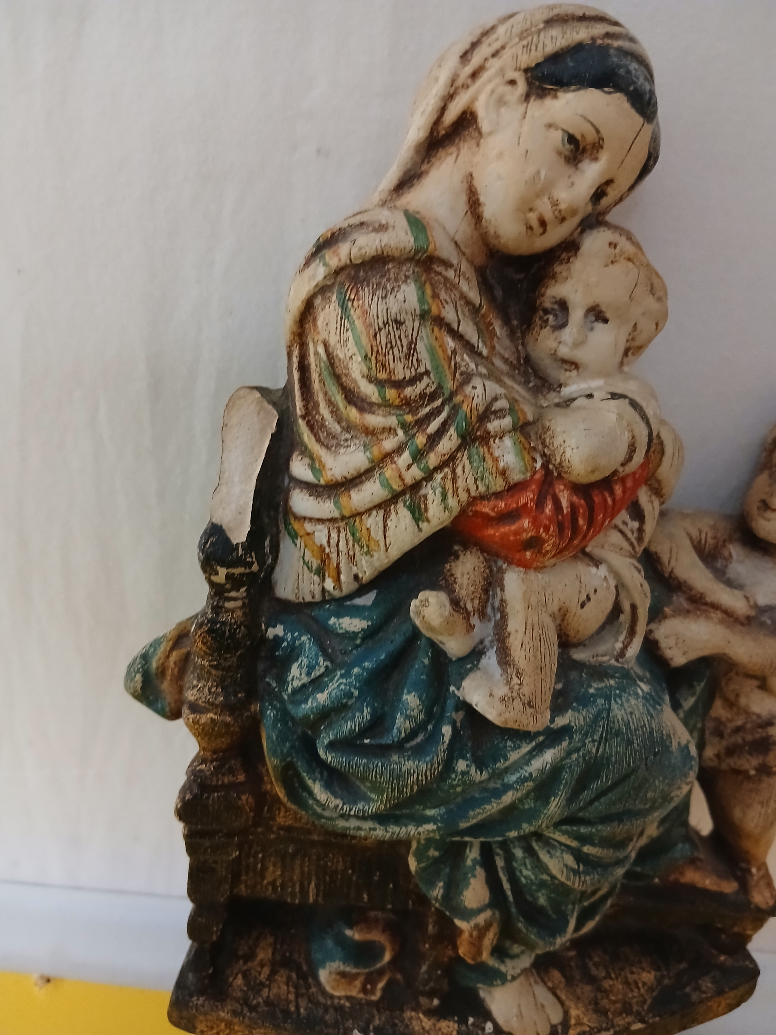 Voir photo 3 de Sculpture en platre représentant la vierge à l'enfant. Sculpture en platre représentant la vierge à l'enfant. Bon état reconditionné photo 3