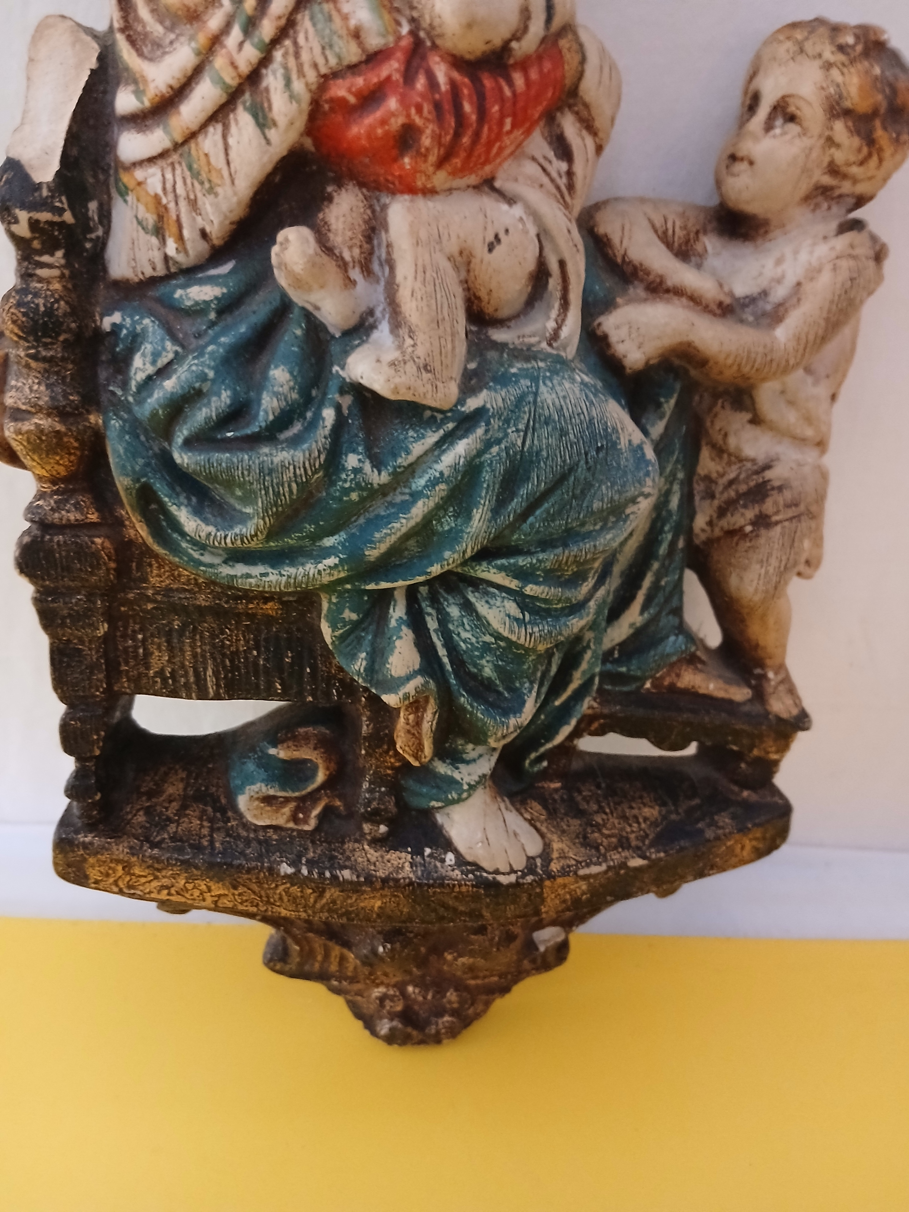 Voir photo 4 de Sculpture en platre représentant la vierge à l'enfant. Sculpture en platre représentant la vierge à l'enfant. Bon état reconditionné photo 4