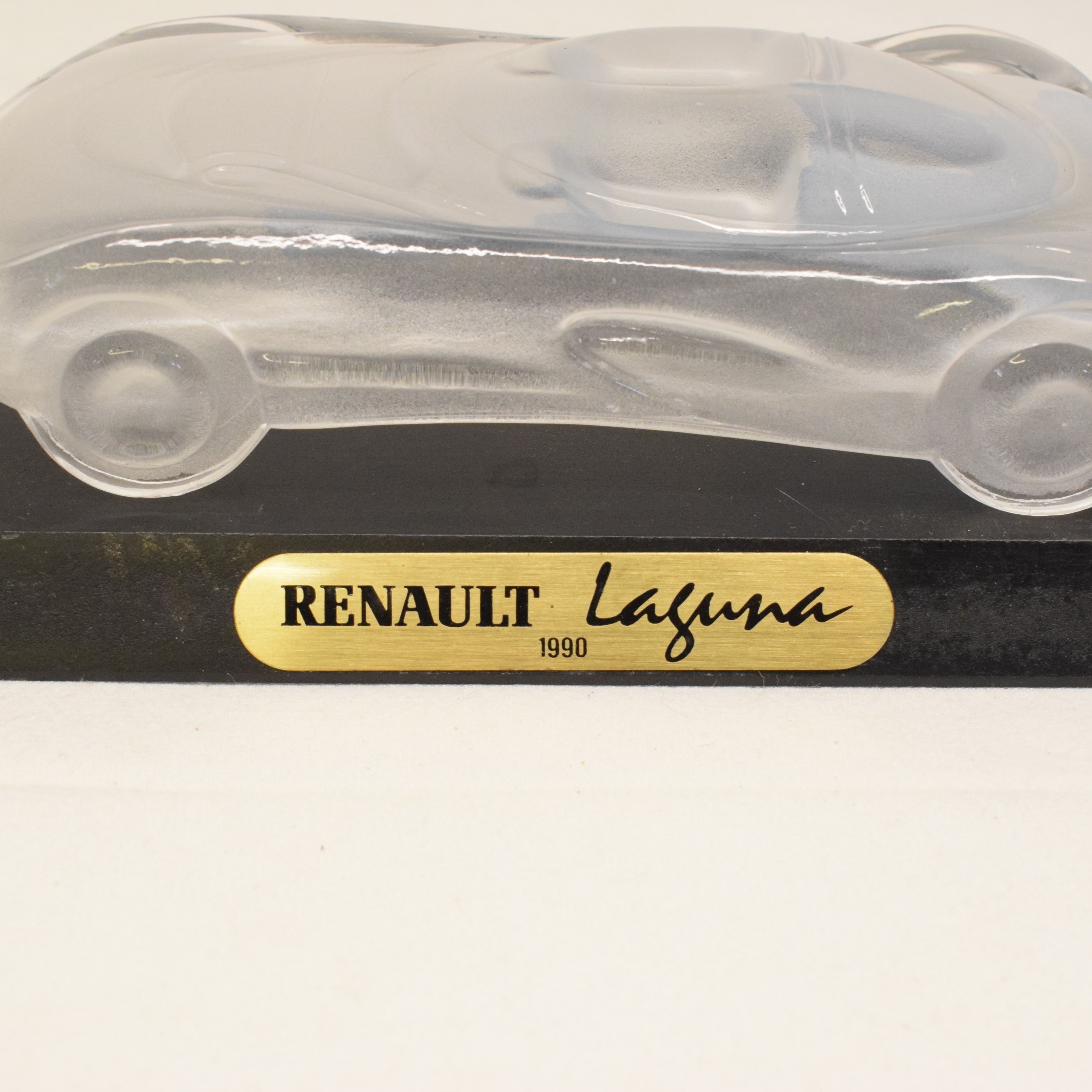 Voir photo 3 de Sculpture en verre concept car Laguna 1990 avec son socle en bois Sculpture en verre concept car Laguna 1990 avec son socle en bois État correct reconditionné photo 3