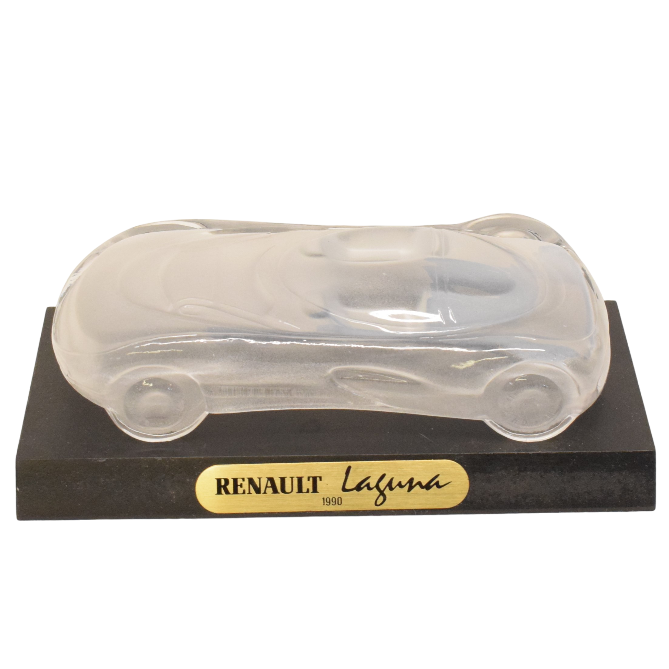 Acheter Sculpture en verre concept car Laguna 1990 avec son socle en bois État correct - 10,00 € Sculpture en verre concept car Laguna 1990 avec son socle en bois État correct reconditionné disponible sur Label Emmaüs