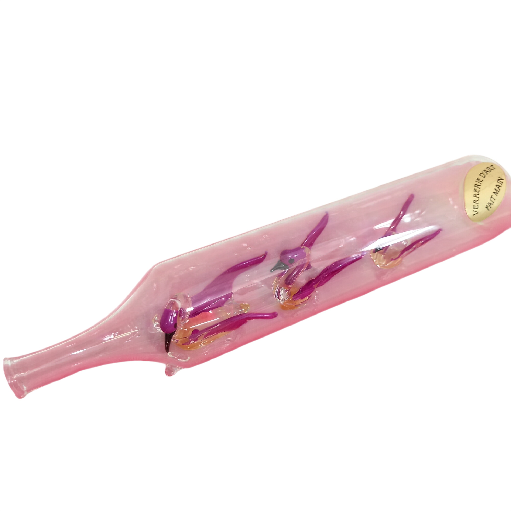 Sculpture en verre soufflé représentant une bouteille contenant trois signes roses Très bon état - 19,00 € Sculpture en verre soufflé représentant une bouteille contenant trois signes roses Très bon état reconditionné disponible sur Label Emmaüs