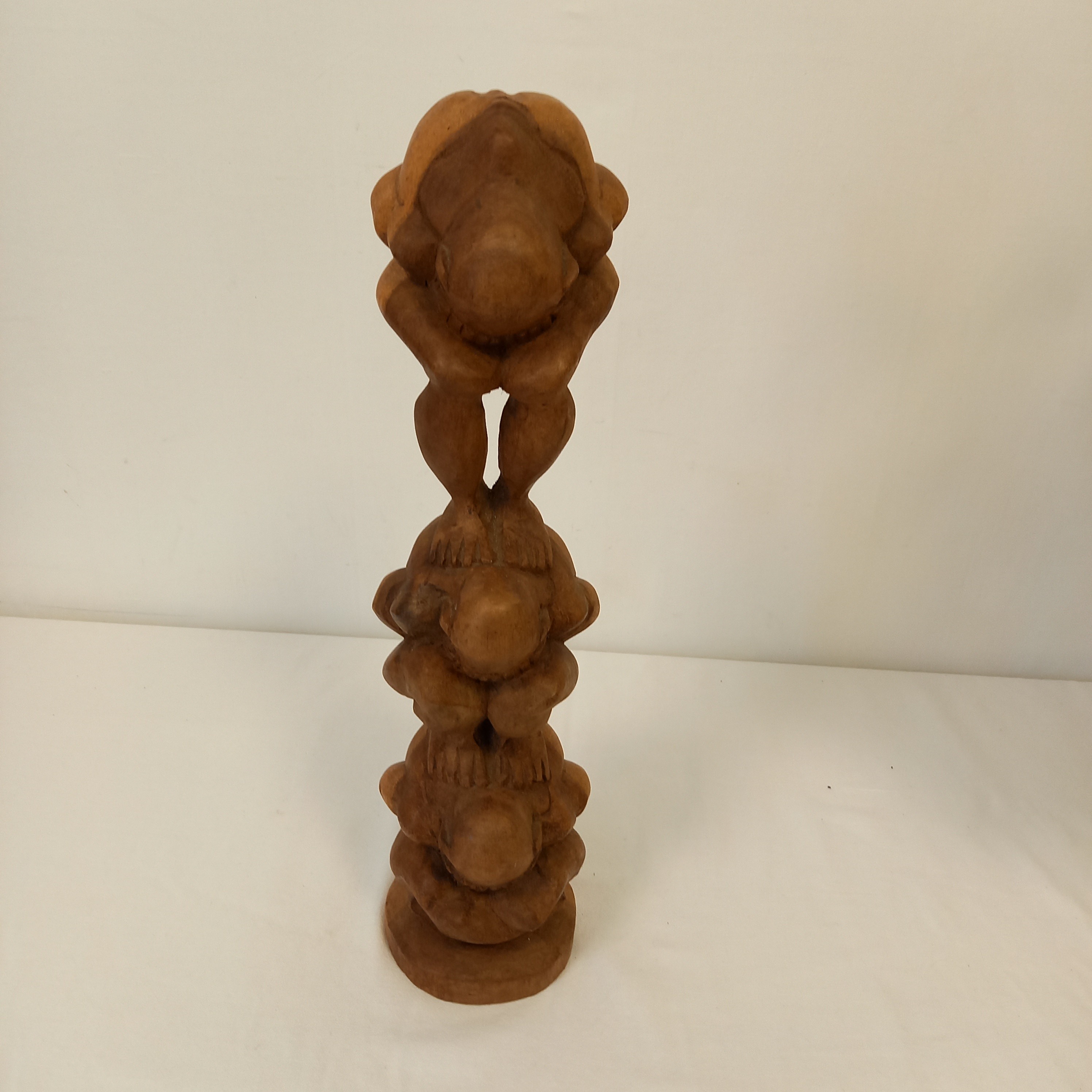 Voir photo 2 de Sculpture totem en bois sculpté à la main 3 hommes accroupis les uns sur les autres Sculpture totem en bois sculpté à la main 3 hommes accroupis les uns sur les autres Bon état reconditionné photo 2