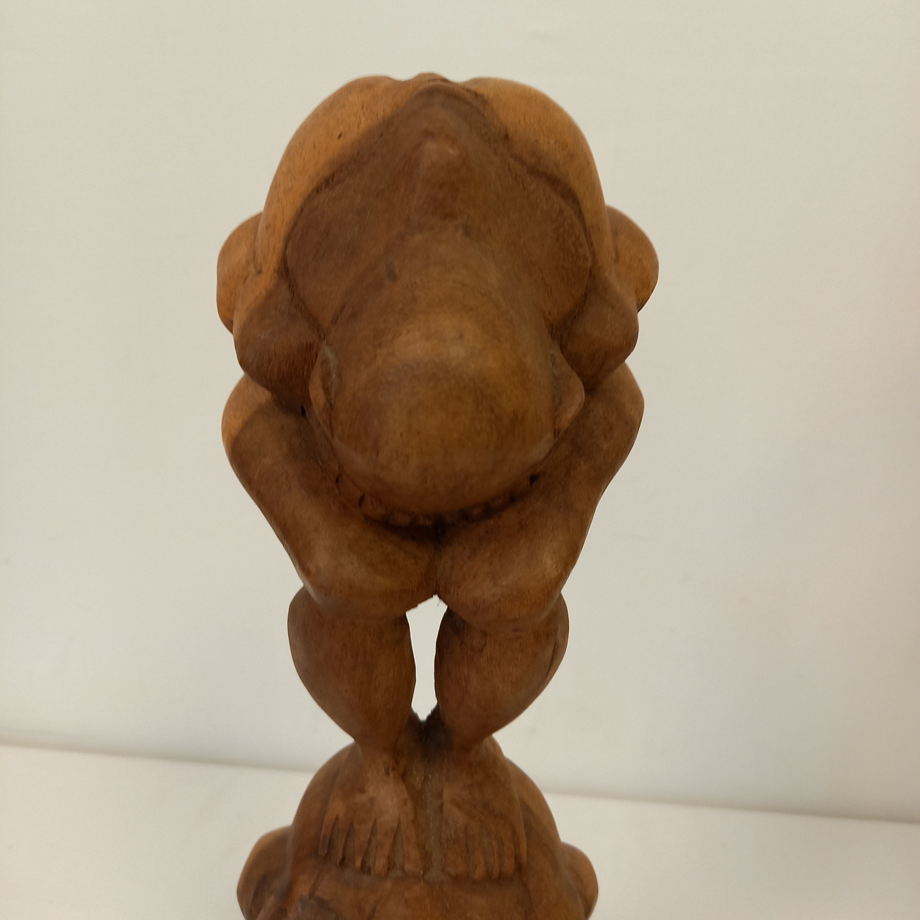 Voir photo 4 de Sculpture totem en bois sculpté à la main 3 hommes accroupis les uns sur les autres Sculpture totem en bois sculpté à la main 3 hommes accroupis les uns sur les autres Bon état reconditionné photo 4
