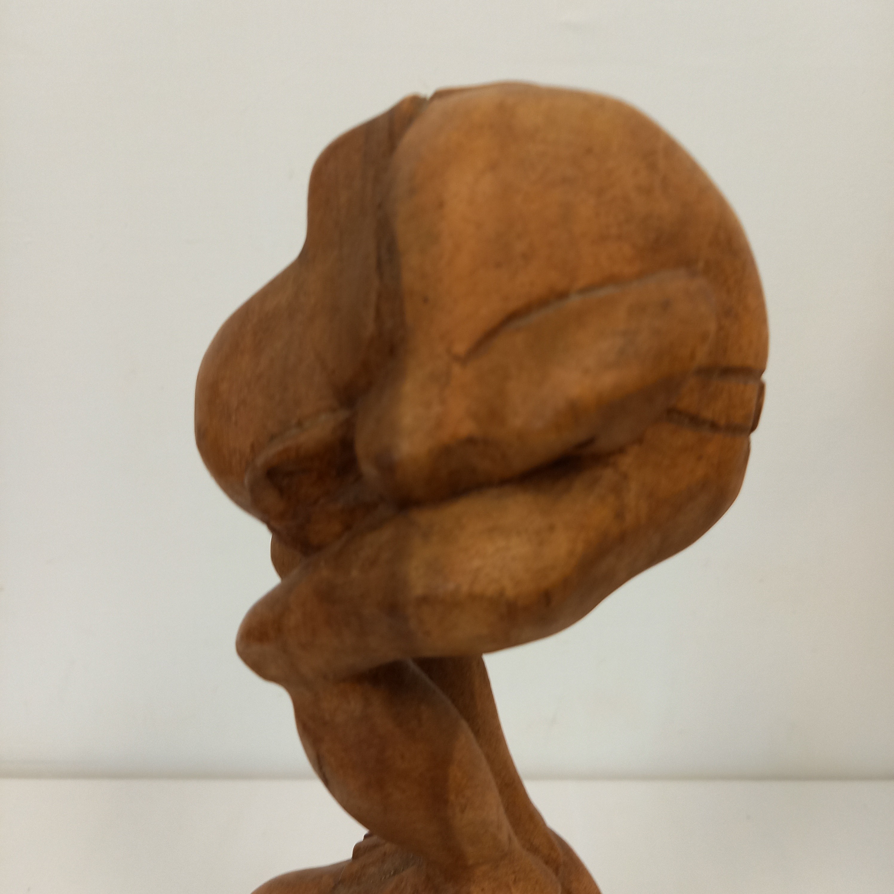 Voir photo 5 de Sculpture totem en bois sculpté à la main 3 hommes accroupis les uns sur les autres Sculpture totem en bois sculpté à la main 3 hommes accroupis les uns sur les autres Bon état reconditionné photo 5