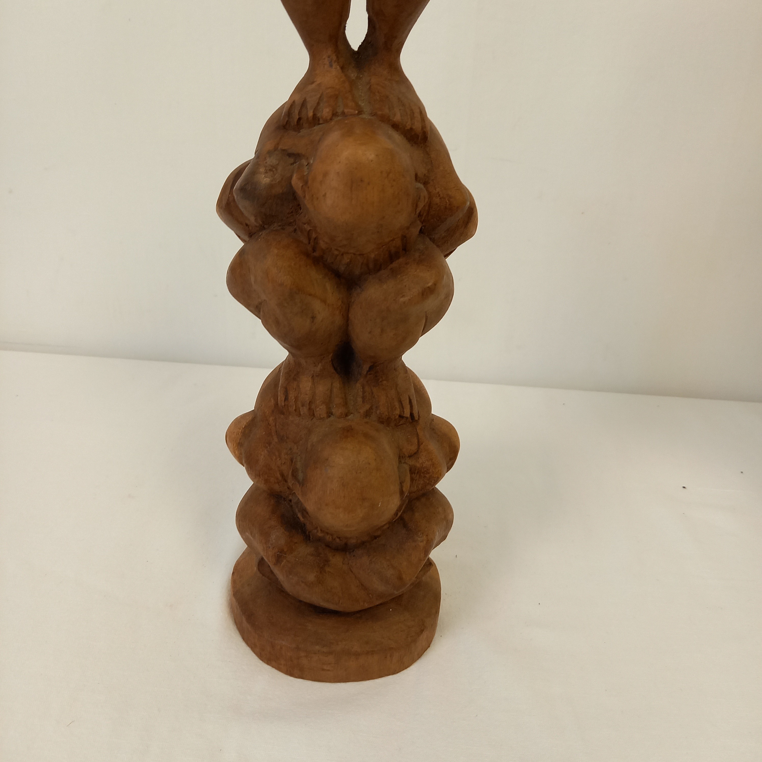 Voir photo 6 de Sculpture totem en bois sculpté à la main 3 hommes accroupis les uns sur les autres Sculpture totem en bois sculpté à la main 3 hommes accroupis les uns sur les autres Bon état reconditionné photo 6