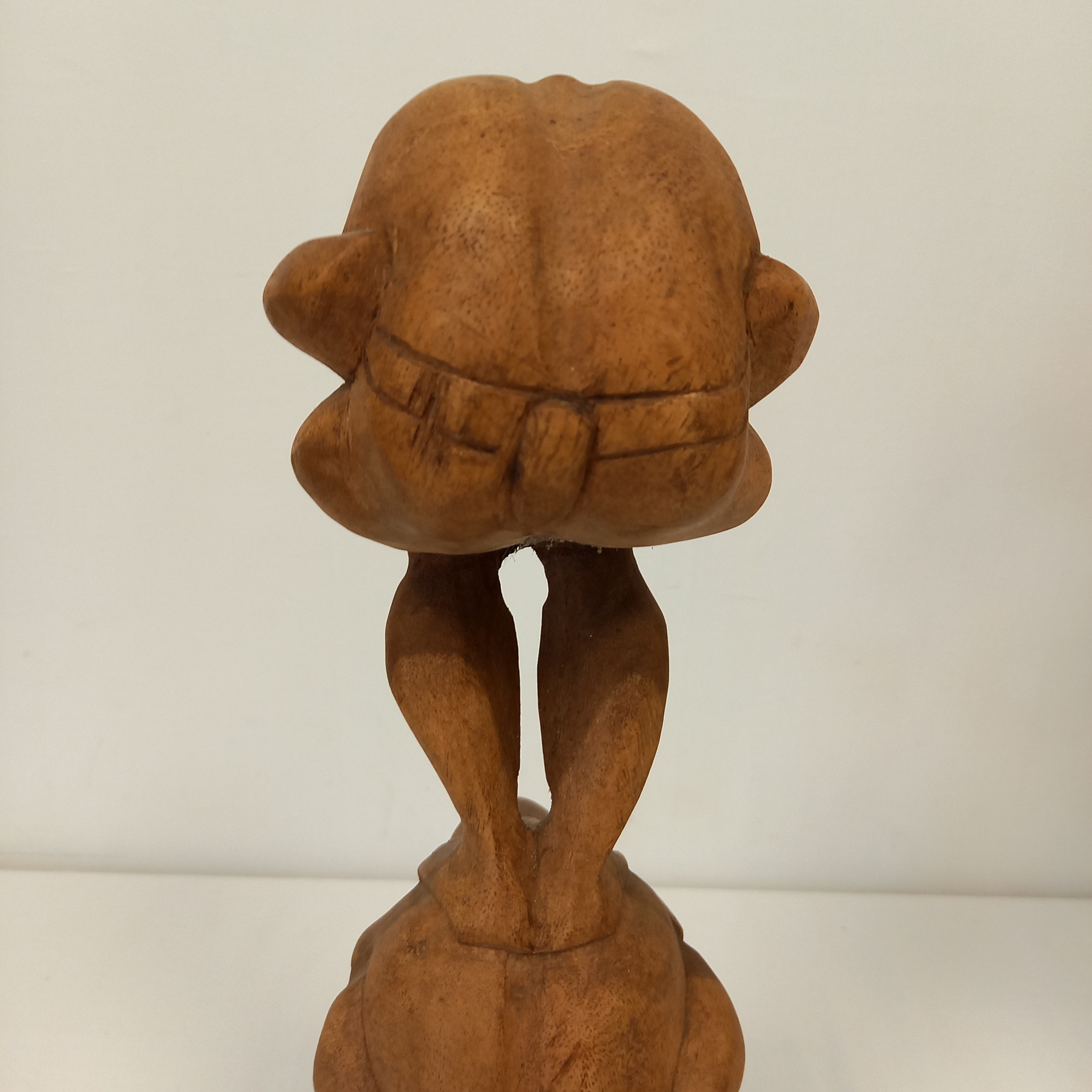 Voir photo 8 de Sculpture totem en bois sculpté à la main 3 hommes accroupis les uns sur les autres Sculpture totem en bois sculpté à la main 3 hommes accroupis les uns sur les autres Bon état reconditionné photo 8
