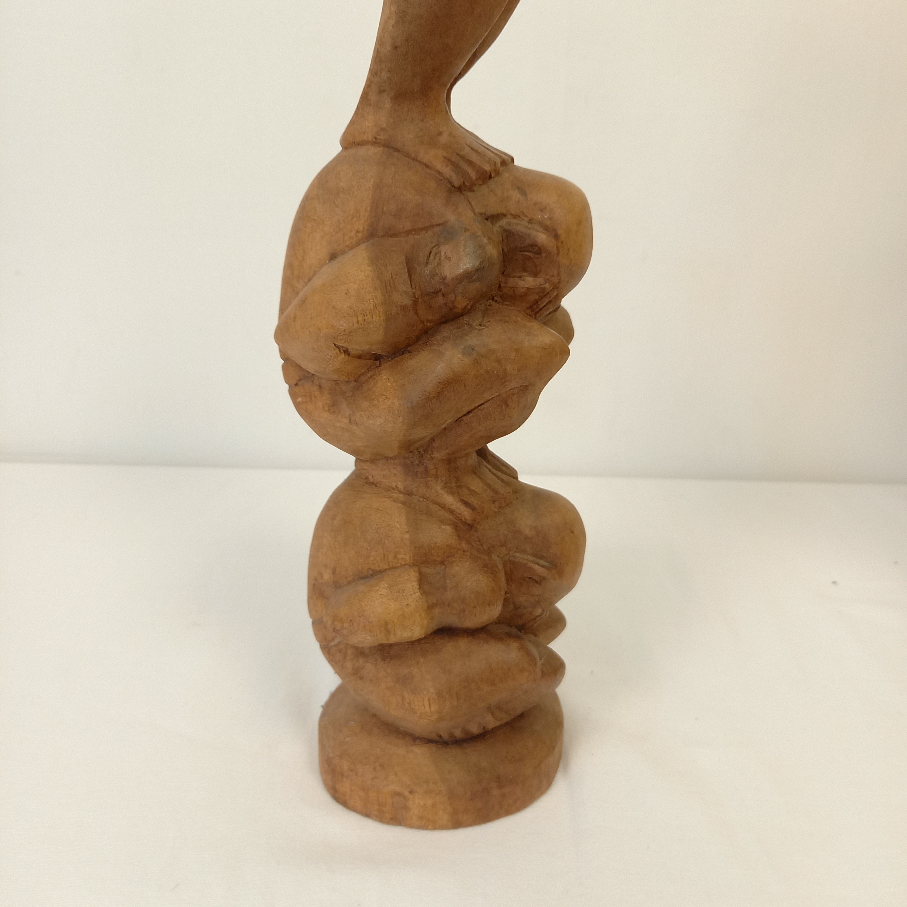 Voir photo 9 de Sculpture totem en bois sculpté à la main 3 hommes accroupis les uns sur les autres Sculpture totem en bois sculpté à la main 3 hommes accroupis les uns sur les autres Bon état reconditionné photo 9