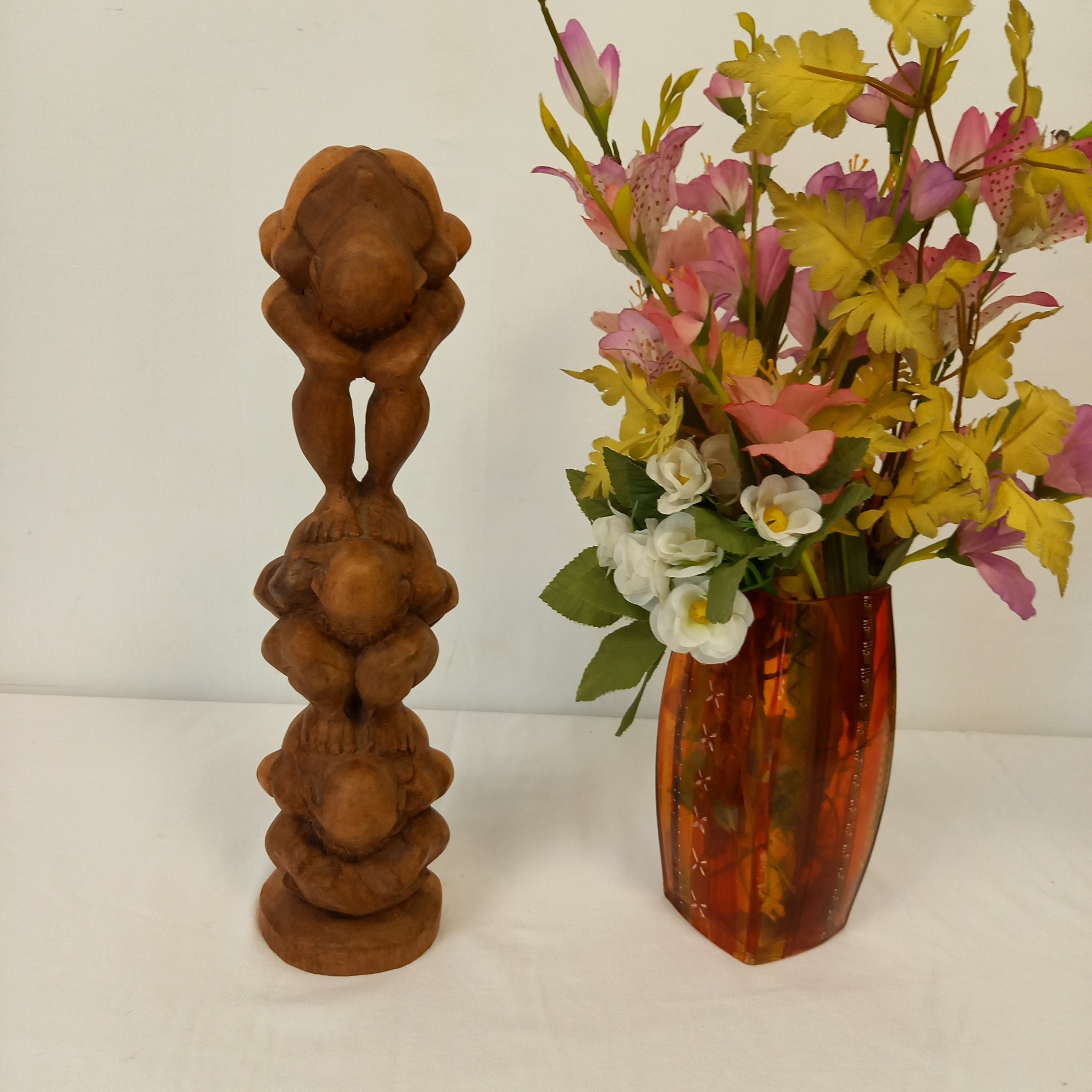 Sculpture totem en bois sculpté à la main 3 hommes accroupis les uns sur les autres Bon état - 35,00 € Sculpture totem en bois sculpté à la main 3 hommes accroupis les uns sur les autres Bon état reconditionné disponible sur Label Emmaüs