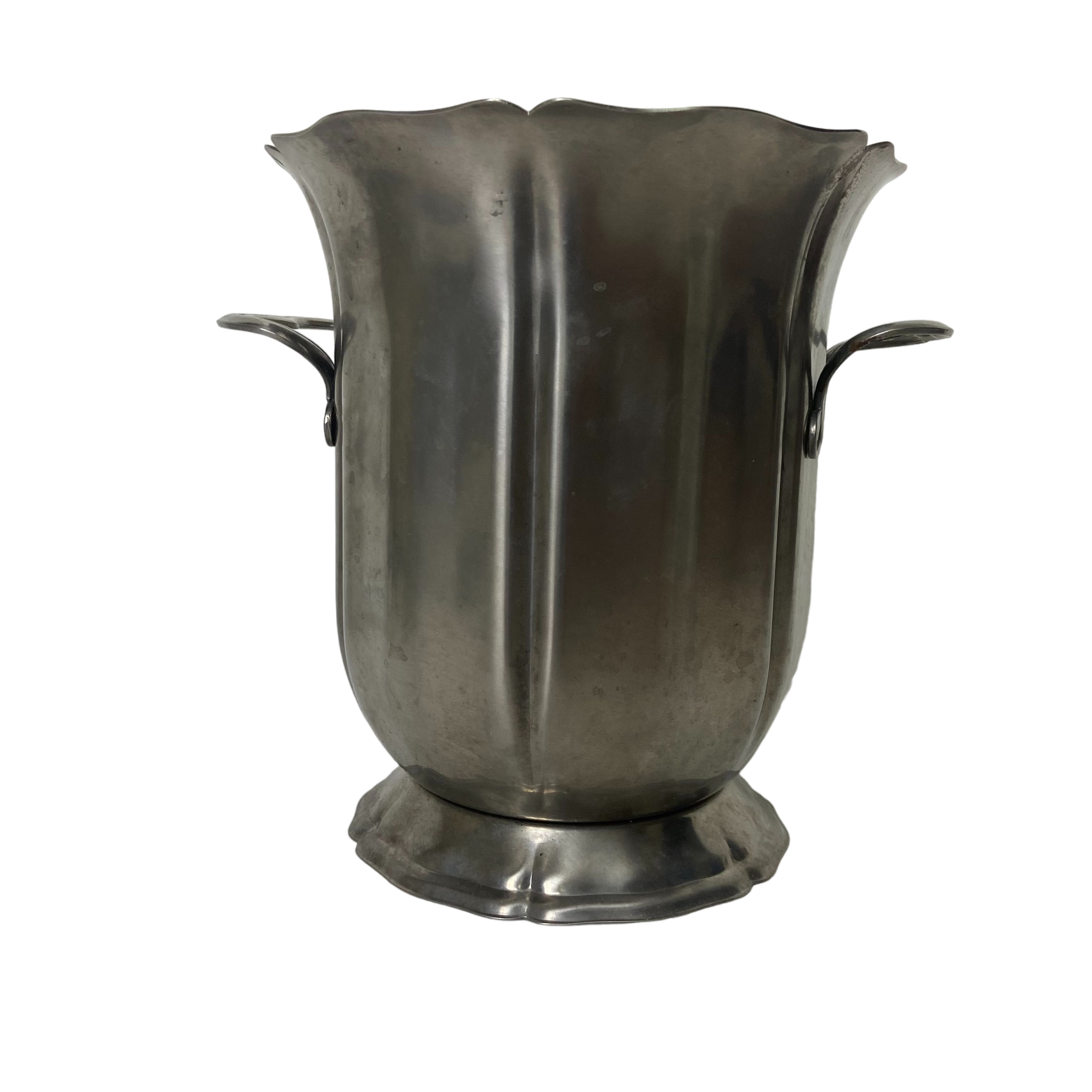 seau à champagne GUY DEGRENNE en inox Bon état - 18,00 € seau à champagne GUY DEGRENNE en inox Bon état reconditionné disponible sur Label Emmaüs