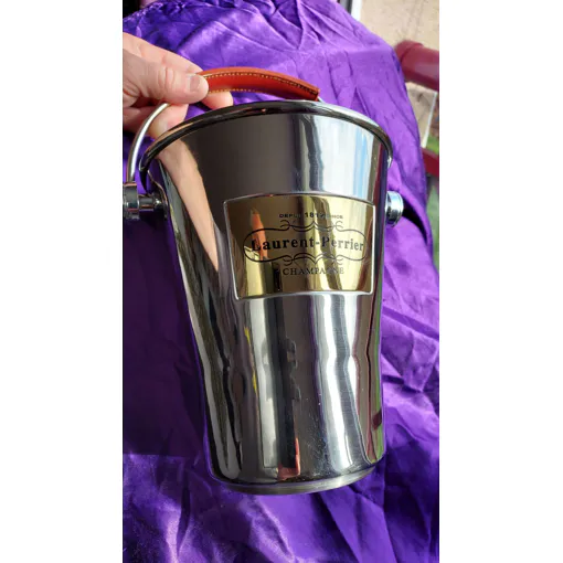 Seau À Champagne Laurent Perrier Acier Inoxydable 914 Grammes 19 Cm De Haut 18.5 Cm De Diamètre Poignée En Cuir occasion reconditionné disponible sur Rakuten