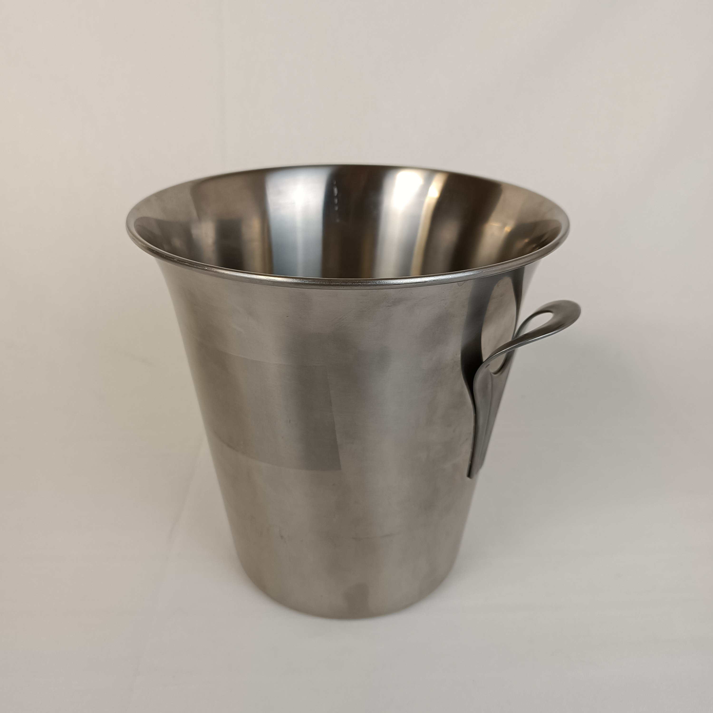 Voir photo 2 de Seau à champagne vintage, en inox brossé, de la marque Guy Degrenne Seau à champagne vintage, en inox brossé, de la marque Guy Degrenne État correct reconditionné photo 2