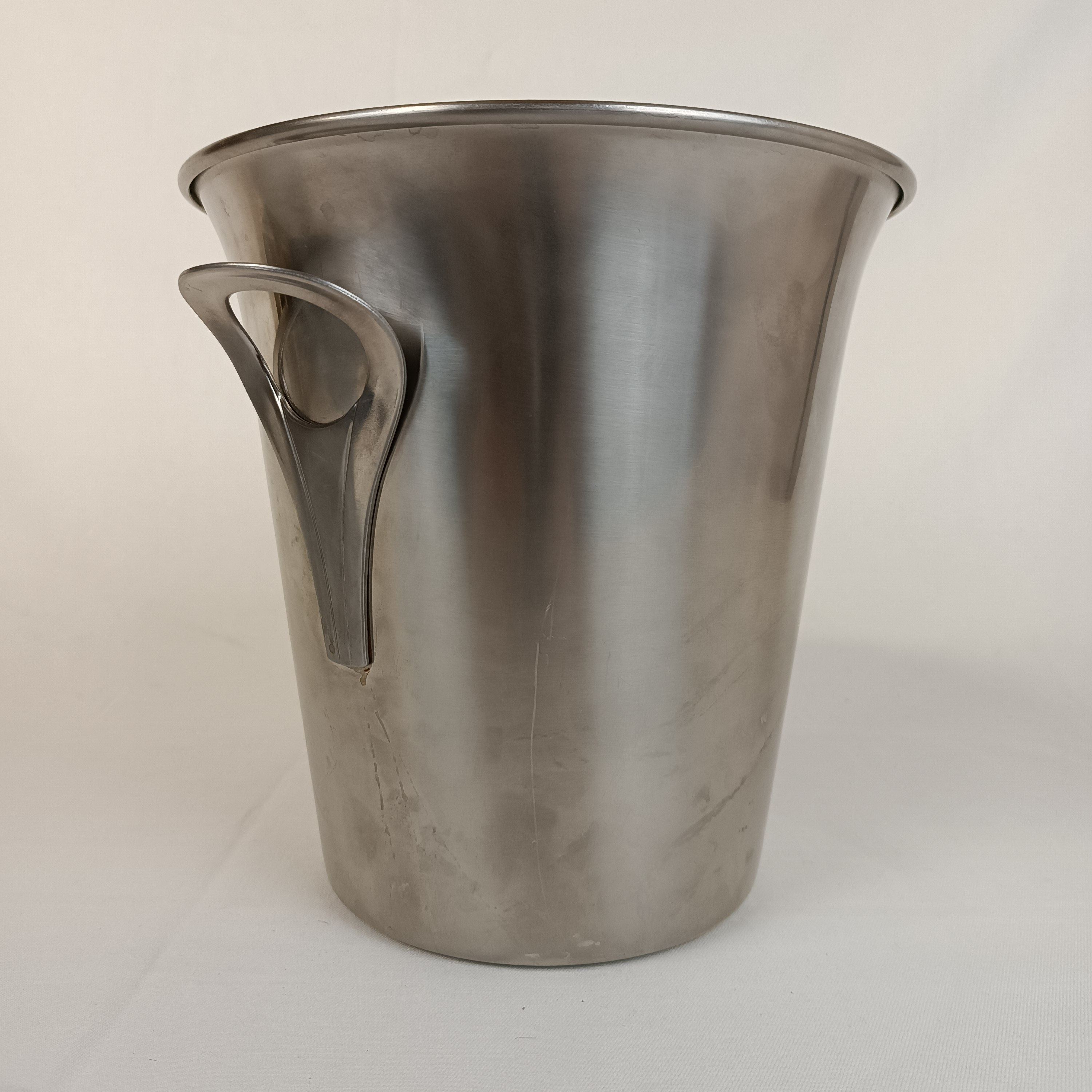 Voir photo 3 de Seau à champagne vintage, en inox brossé, de la marque Guy Degrenne Seau à champagne vintage, en inox brossé, de la marque Guy Degrenne État correct reconditionné photo 3