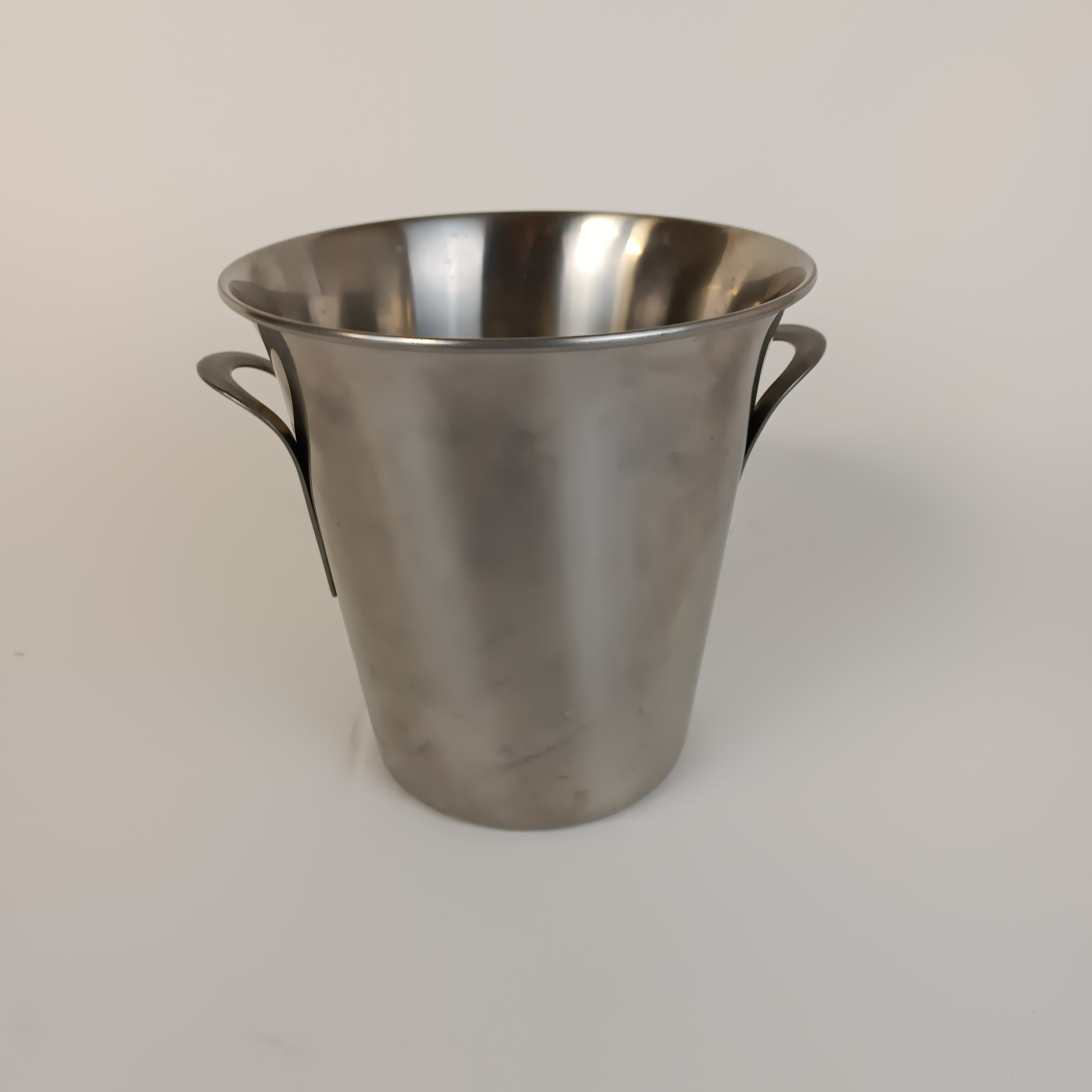 Seau à champagne vintage, en inox brossé, de la marque Guy Degrenne État correct - alternatives disponibles sur Dero Seau à champagne vintage, en inox brossé, de la marque Guy Degrenne État correct reconditionné (offre indisponible)