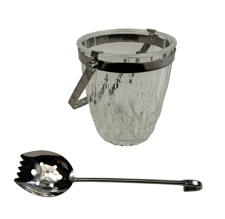 SEAU à glace de la marque "Cristal d'Arques" avec une cuillère à glaçon en métal inox. Très bon état - 25,00 € SEAU à glace de la marque "Cristal d'Arques" avec une cuillère à glaçon en métal inox. Très bon état reconditionné disponible sur Label Emmaüs