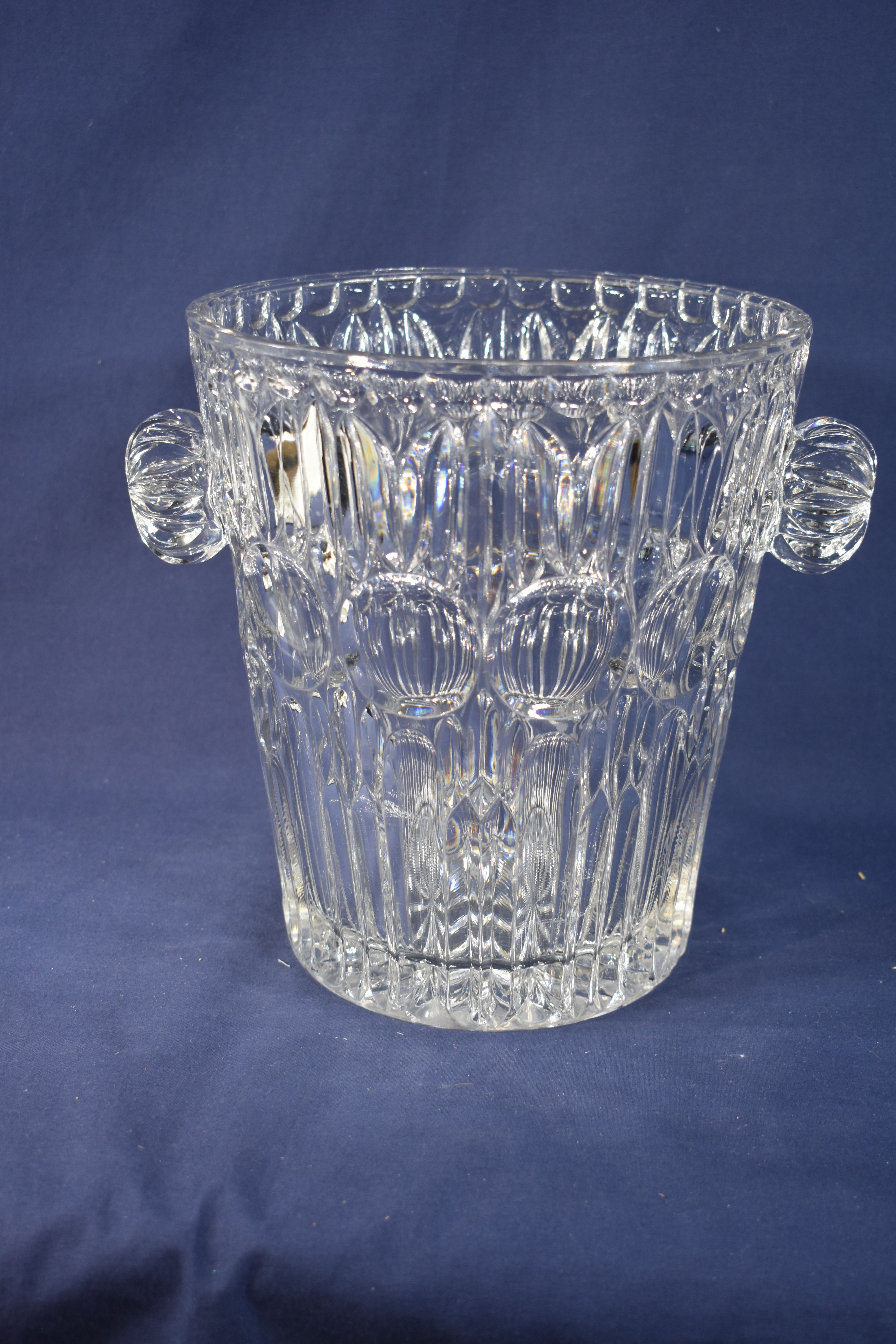 Voir photo 4 de Seau à glace en cristal d'Arques, hauteur 22 et diamètre 20 cm. Seau à glace en cristal d'Arques, hauteur 22 et diamètre 20 cm. Bon état reconditionné photo 4
