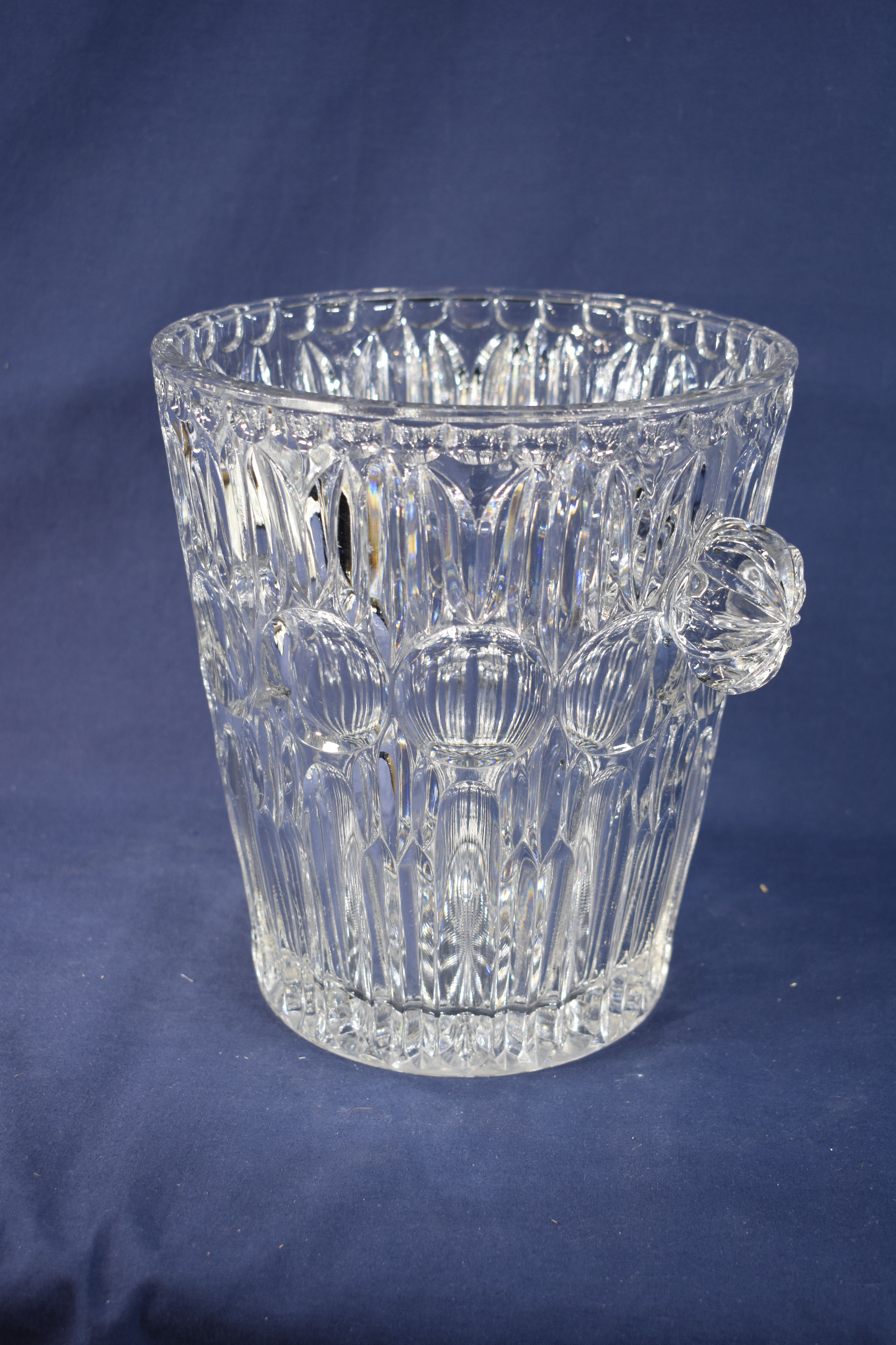 Voir photo 5 de Seau à glace en cristal d'Arques, hauteur 22 et diamètre 20 cm. Seau à glace en cristal d'Arques, hauteur 22 et diamètre 20 cm. Bon état reconditionné photo 5