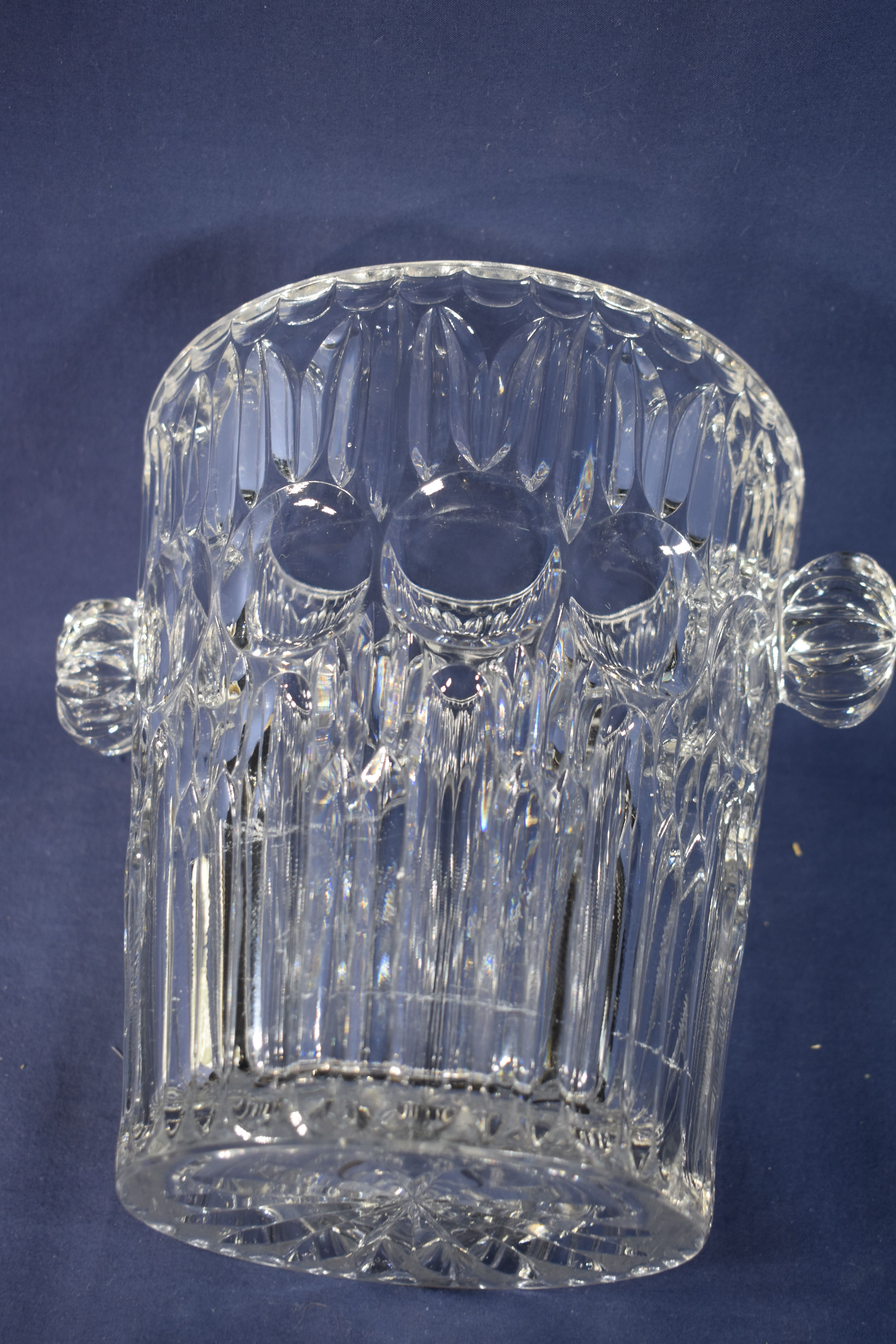Voir photo 6 de Seau à glace en cristal d'Arques, hauteur 22 et diamètre 20 cm. Seau à glace en cristal d'Arques, hauteur 22 et diamètre 20 cm. Bon état reconditionné photo 6